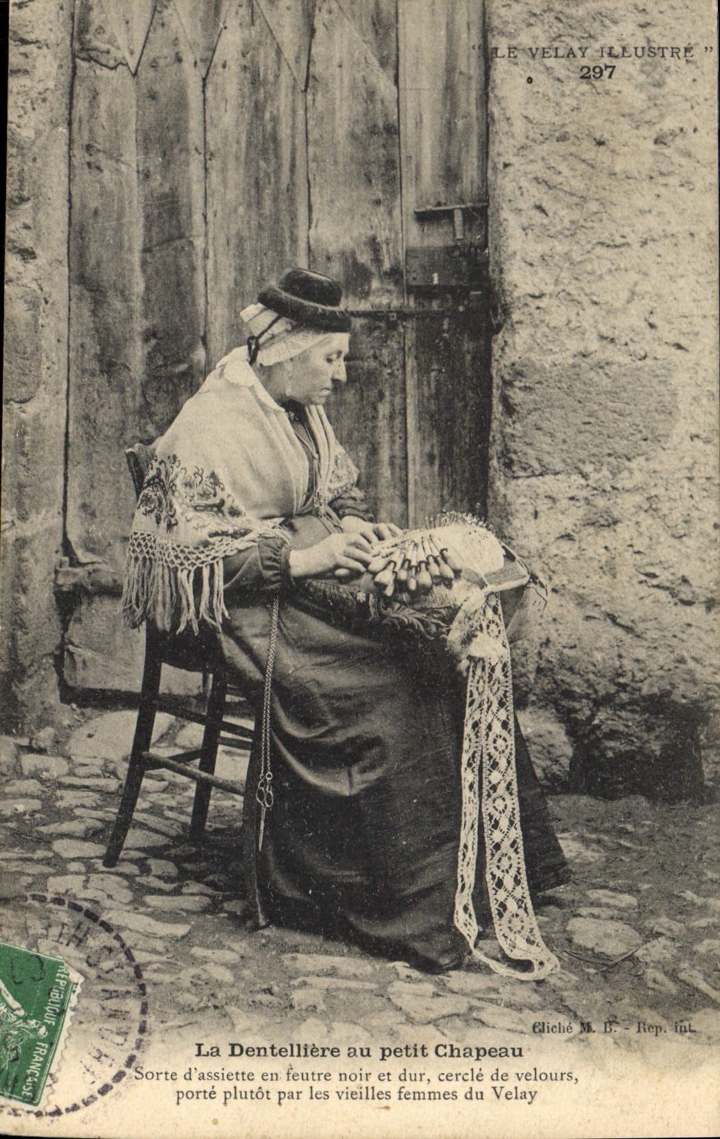 CPA Dentelle La Dentelliere au petit chapeau Le Velay 