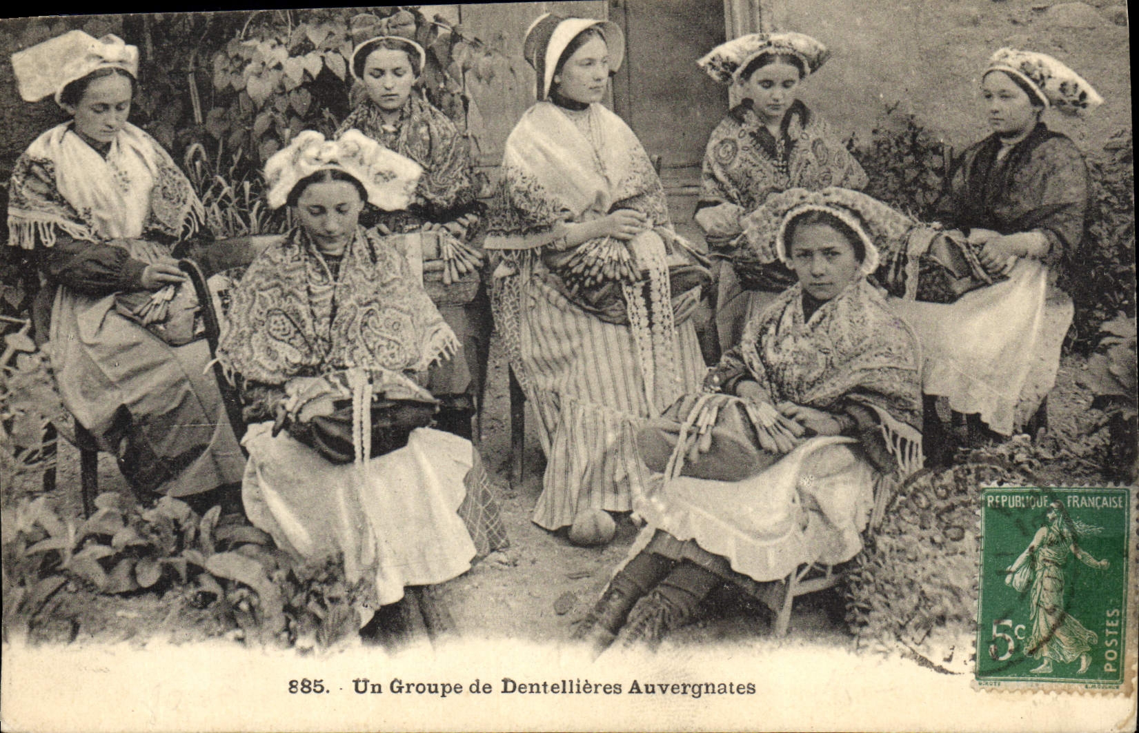 CPA Dentelle Dentelliere Un groupe de Dentellieres Auvergnates