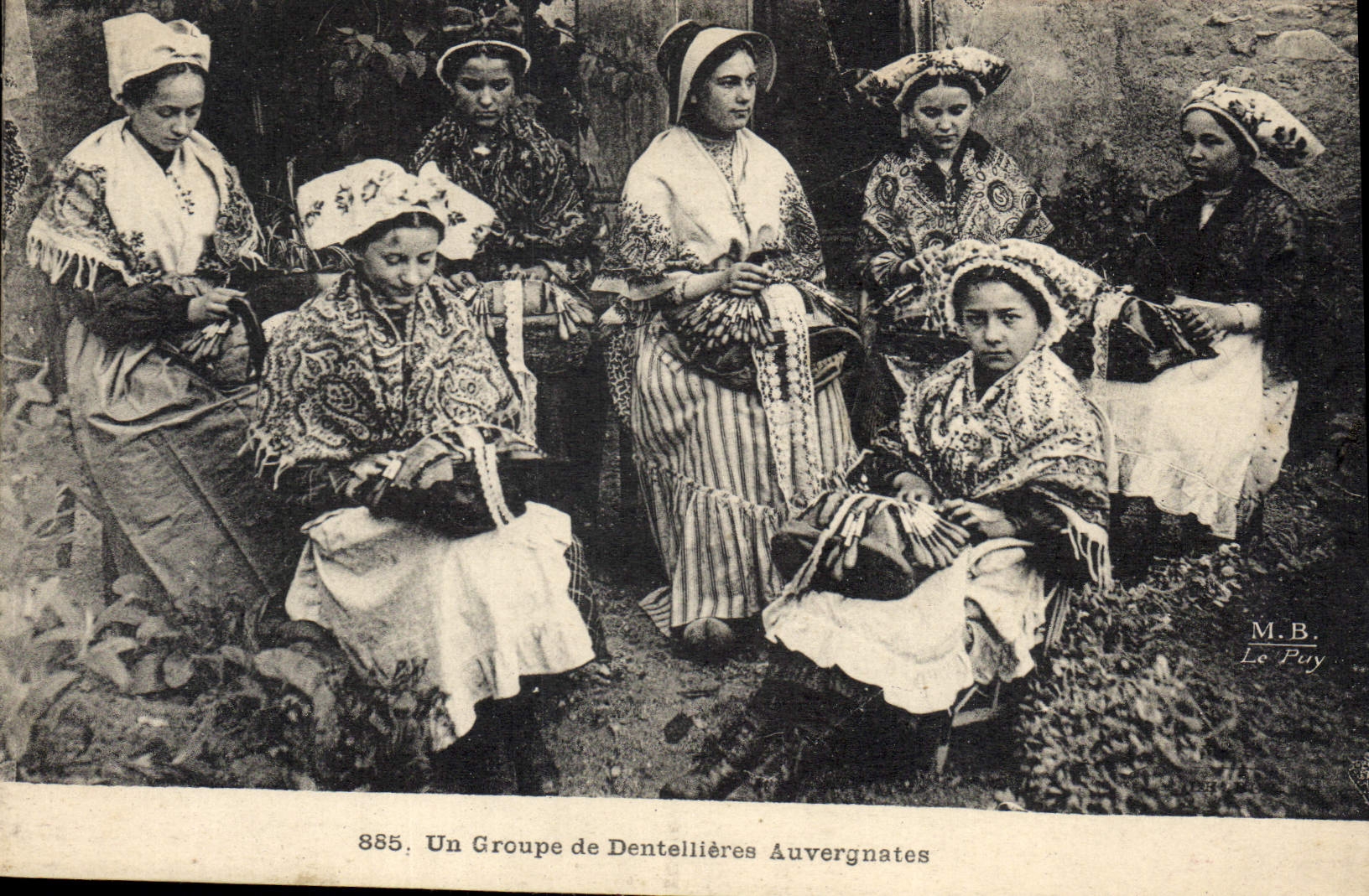 CPA Dentelle Dentelliere Un groupe de Dentellieres auvergnates 