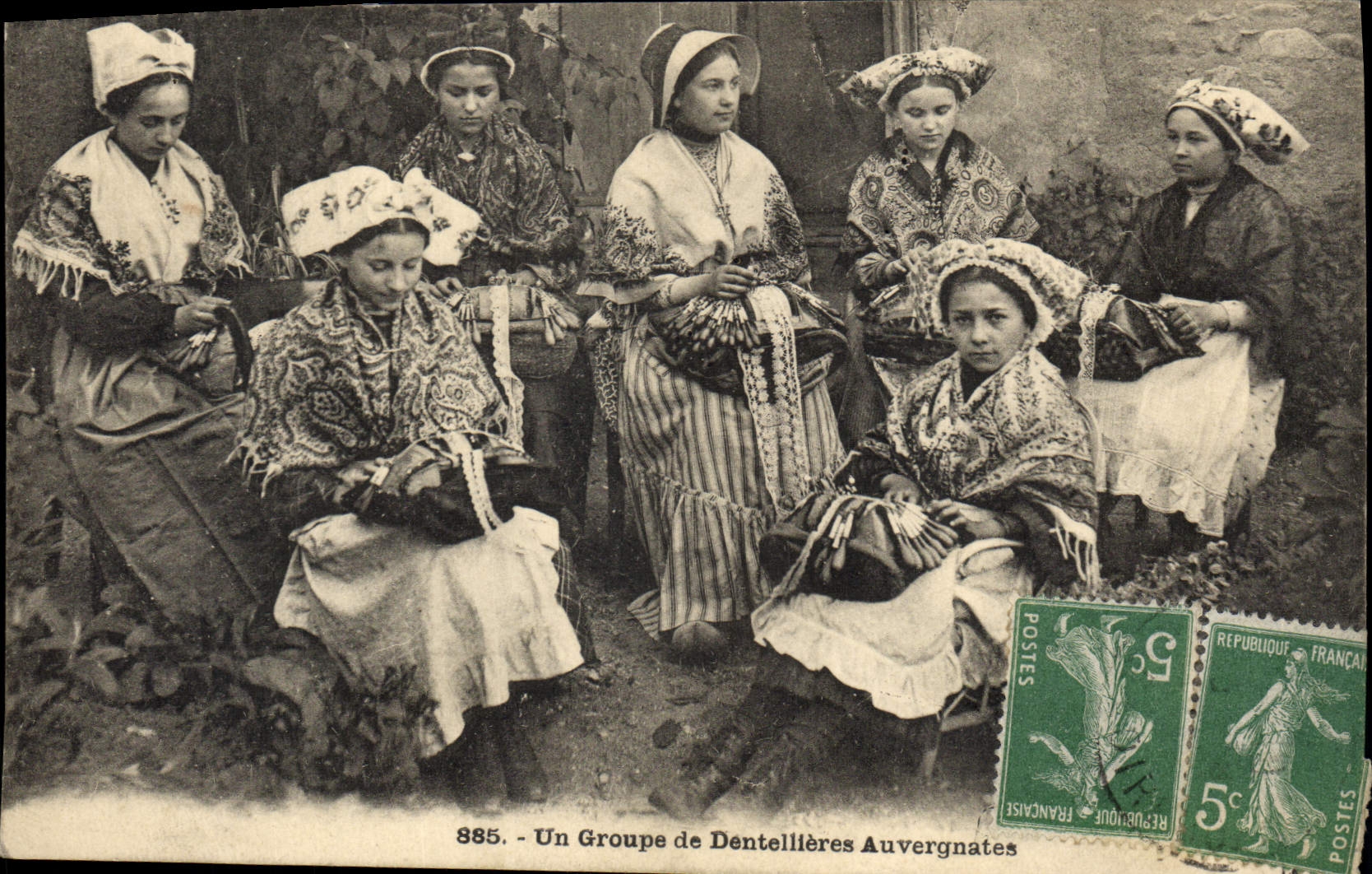 CPA Dentelle Dentelliere Un groupe de Dentellieres Auvergnates 