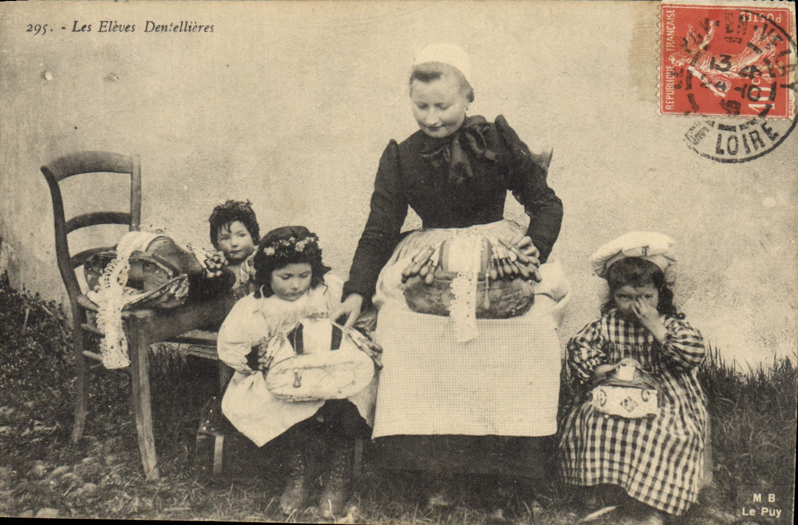 CPA Dentelle Dentelliere Les eleves Dentellieres 