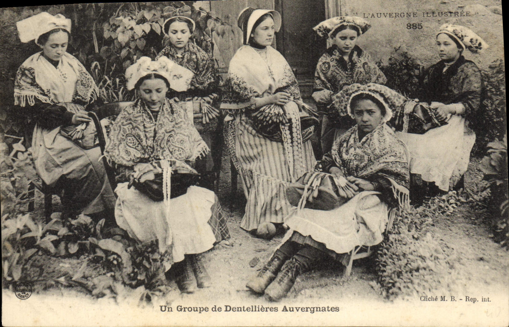 CPA Dentelle Dentelliere Auvergne Un groupe de Dentellieres Auvergnates 