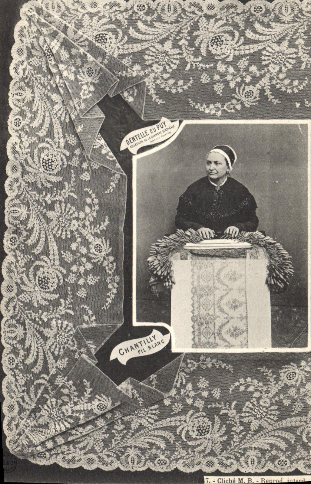 CPA Dentelle Dentelliere Chantilly Fil Blanc 