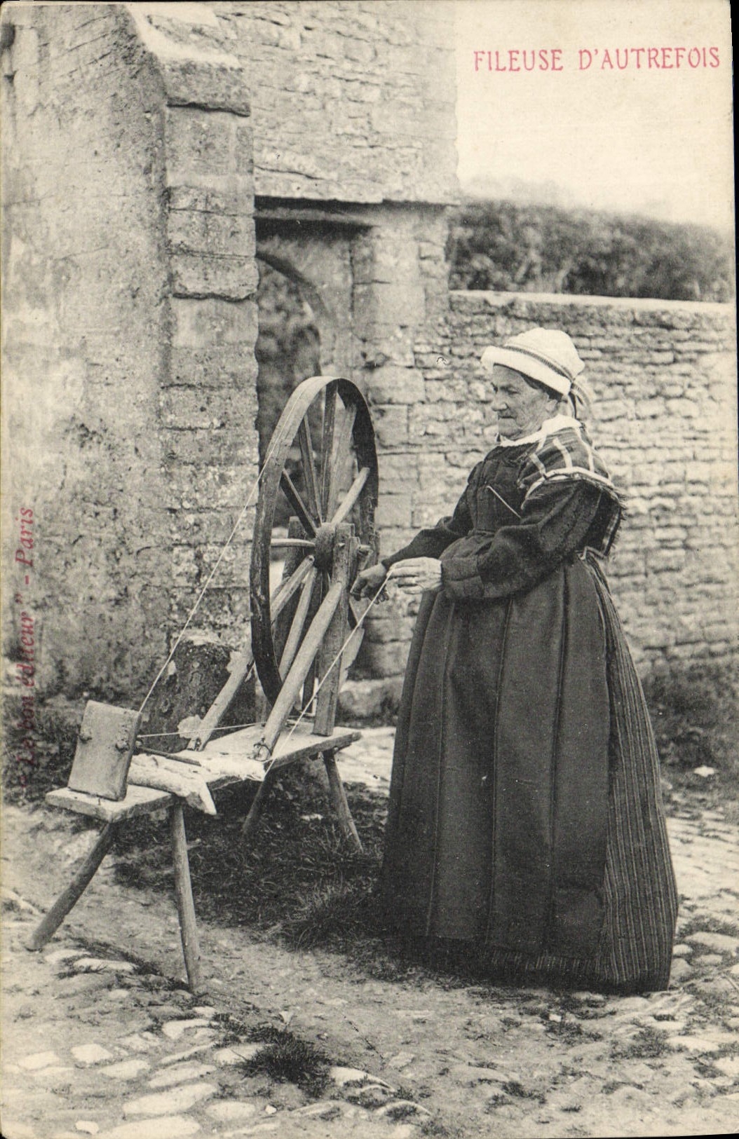 CPA Dentelle Dentelliere Fileuse 