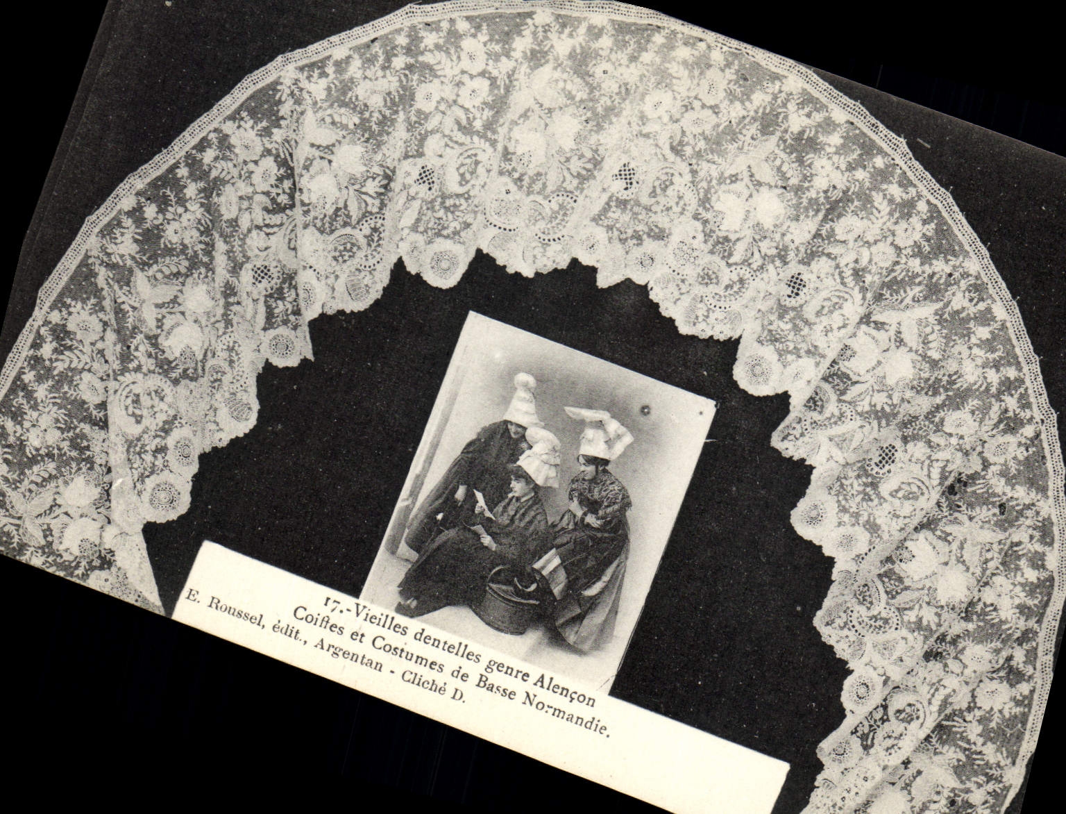 CPA Dentelle Dentelliere Vieilles dentelles Genre Alencon Normandie 