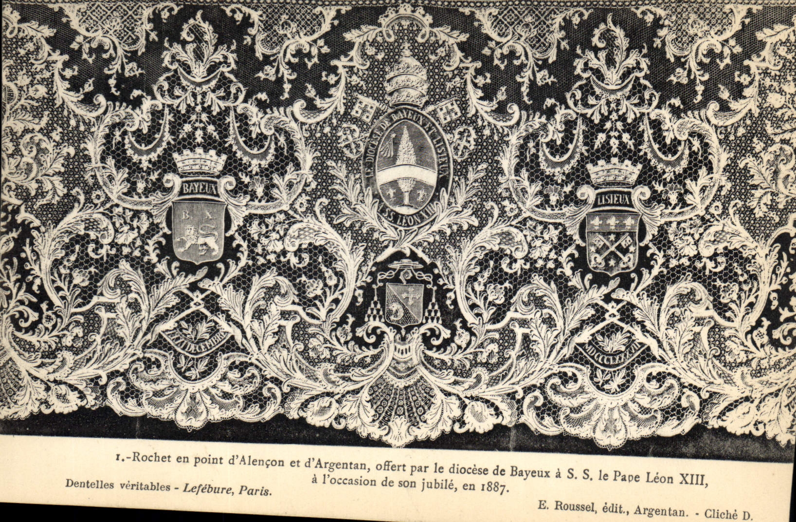 CPA Dentelle Dentelliere Rochet en point d'Alencon et d'Argentan offert par le diocese de Bayeux a SS le Pape Leon XIII 