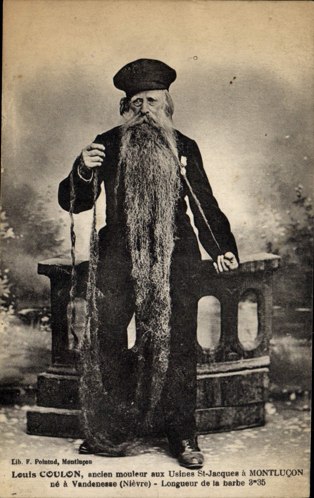 CPA Louis Coulon ancien mouleur aux usines St Jacques a Montlucon ne a Vandenese Nievre Longueur de la barbe 3 metres
