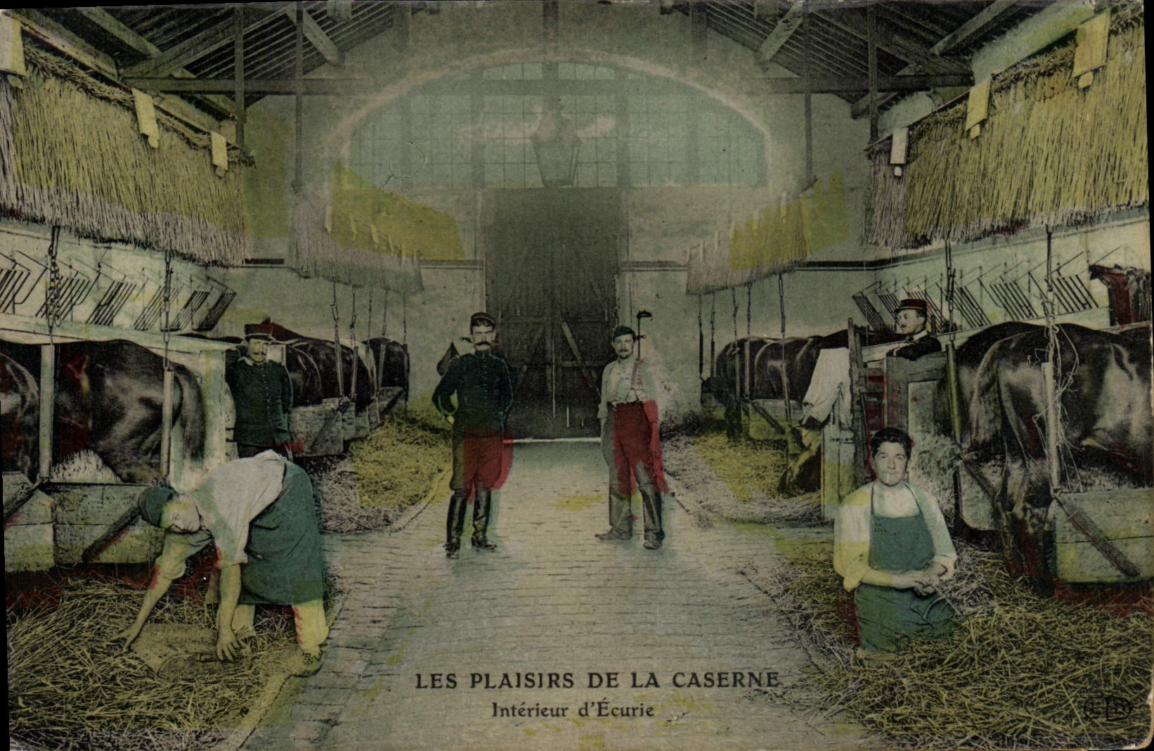 CPA Cheval Equitation Hippisme Interieur d'ecurie Militaria 