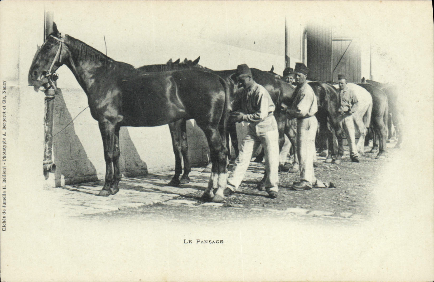 CPA Cheval Equitation Hippisme Le pansage Militaria