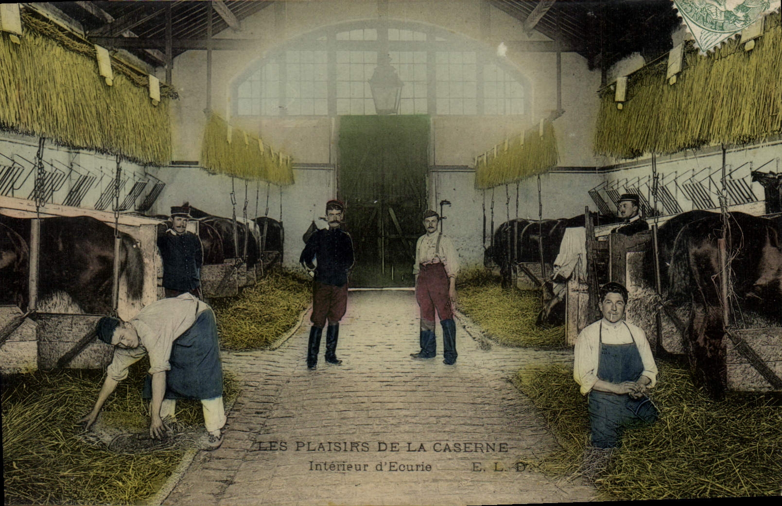 CPA Cheval Equitation Hippisme Interieur d'ecurie Militaria