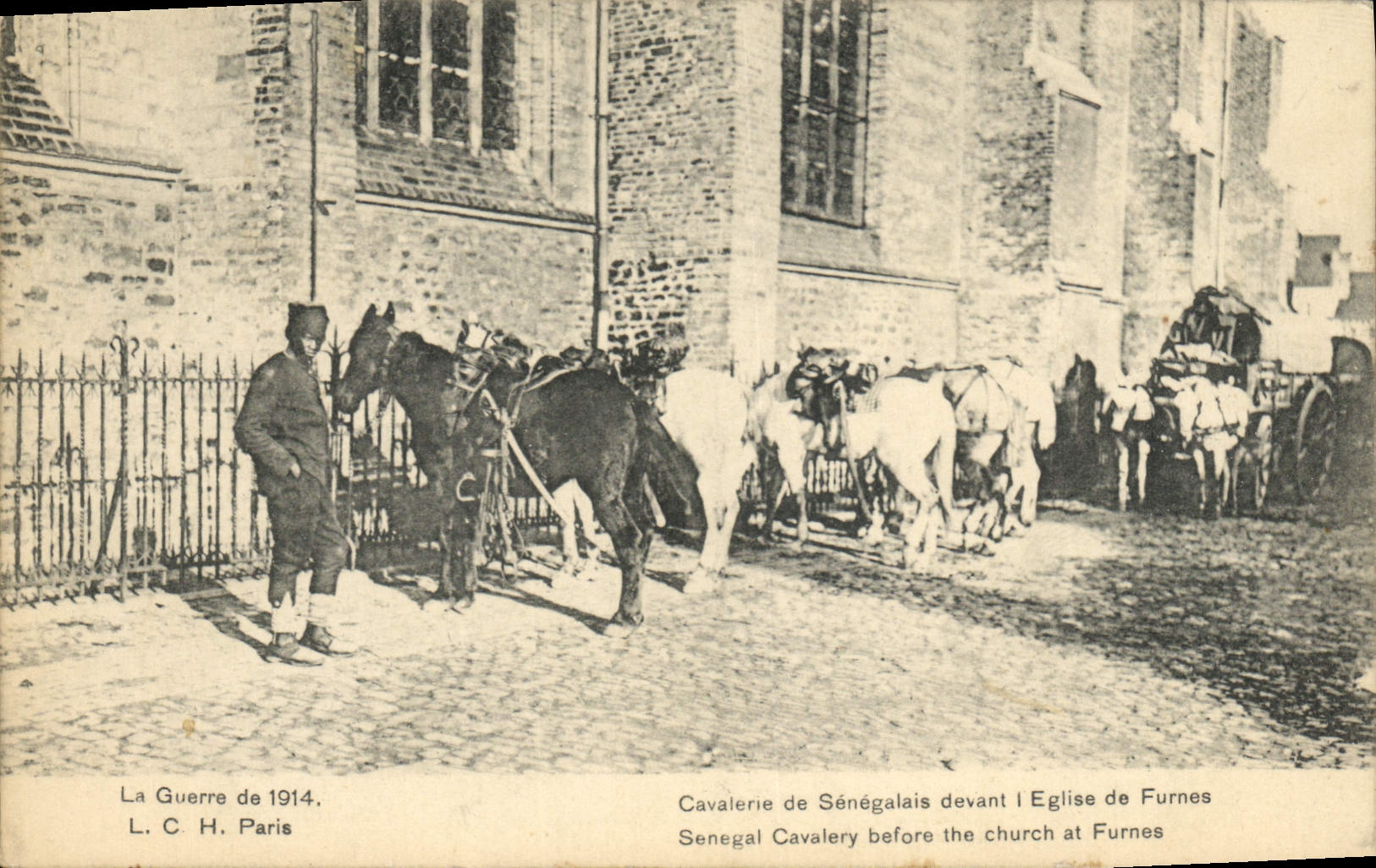 CPA Cheval Equitation Hippisme Cavalerie de Senegalais devant l'Eglise de Furnes Militaria