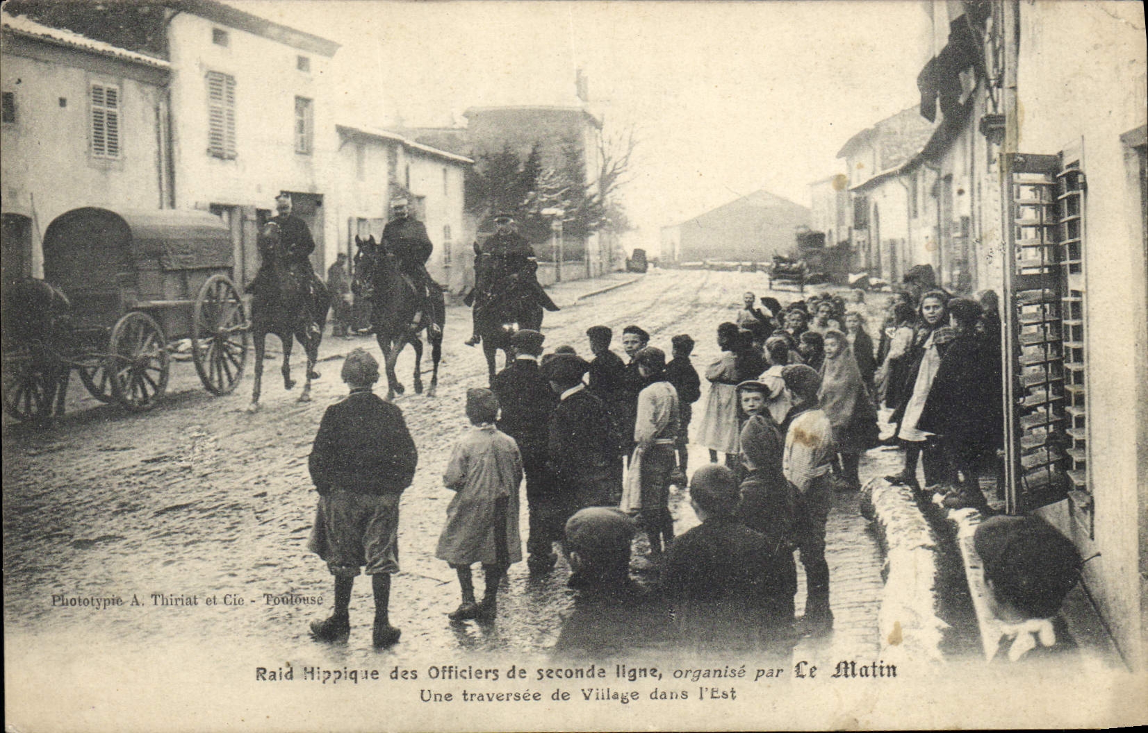 CPA Cheval Equitation Hippisme Raid hippique des officiers de seconde ligne organisee par Le Matin Une traversee de village dans l'Est Militaria