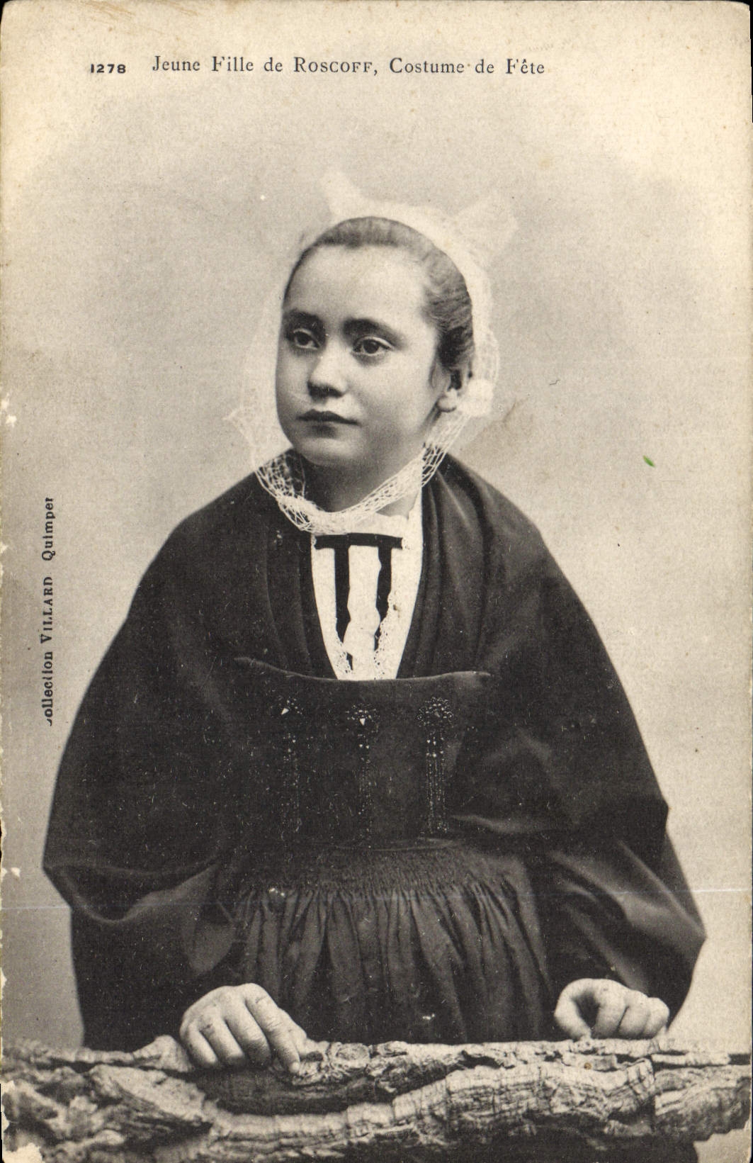 CPA Folklore Jeune fille de Roscoff Costume de fete 