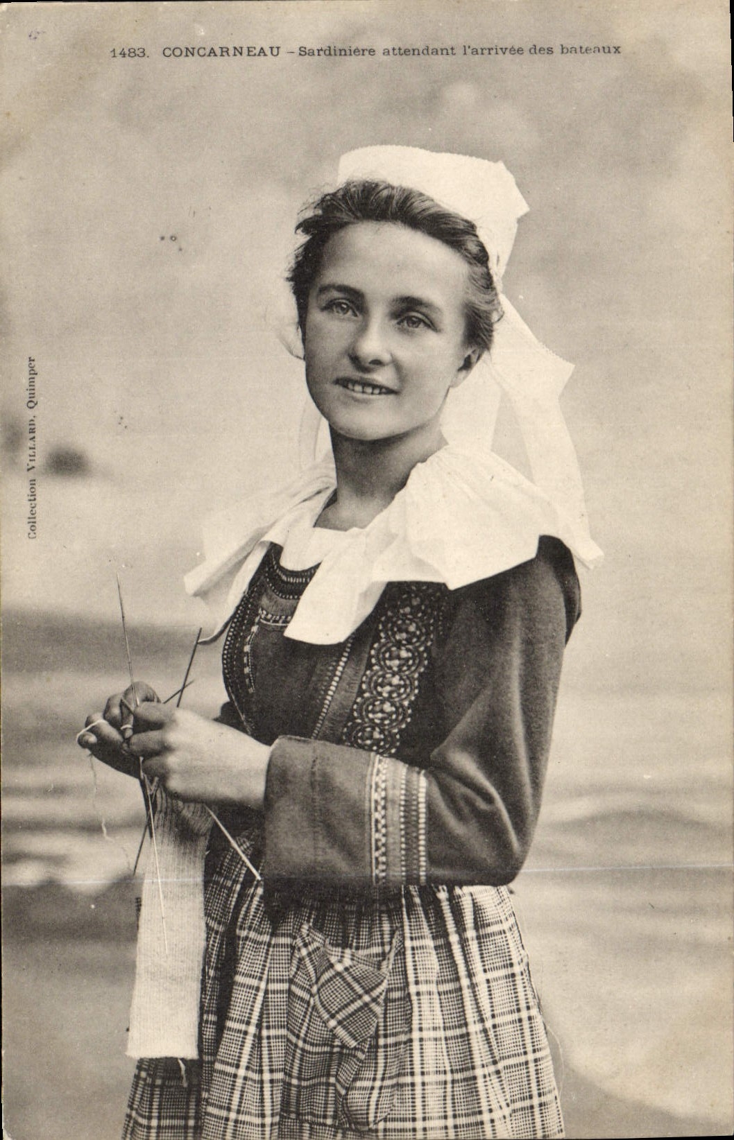 CPA Folklore Concarneau Sardiniere attendant l'arrivee des bateaux 