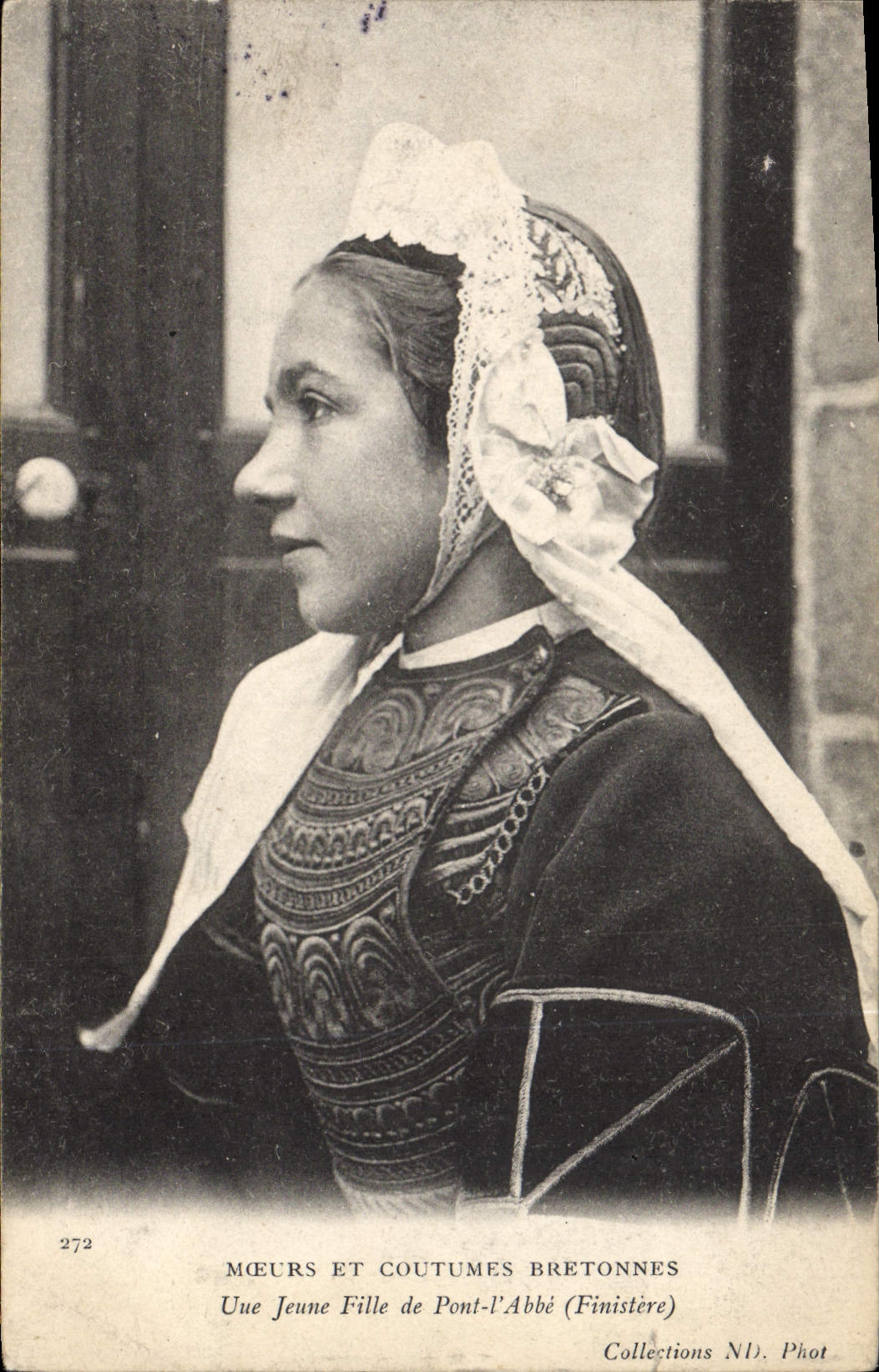 CPA Folklore Une jeune fille de Pont L'Abbe Finistere