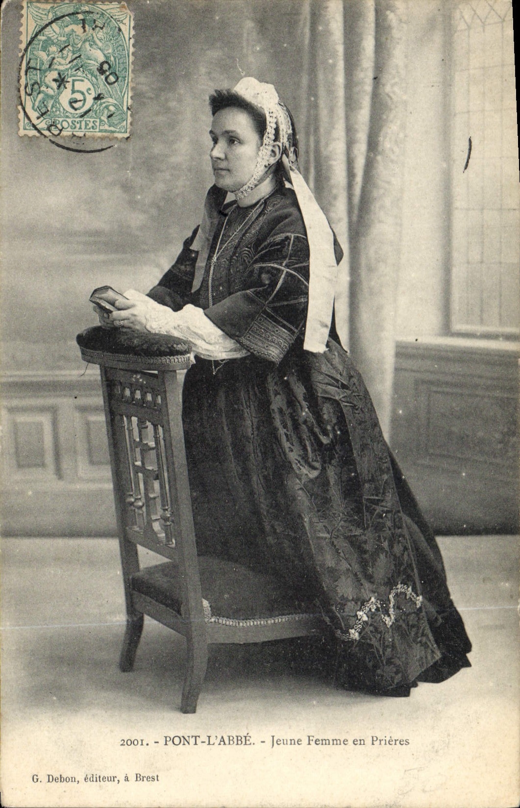 CPA Folklore Pont L'Abbe Jeune femme en prieres 