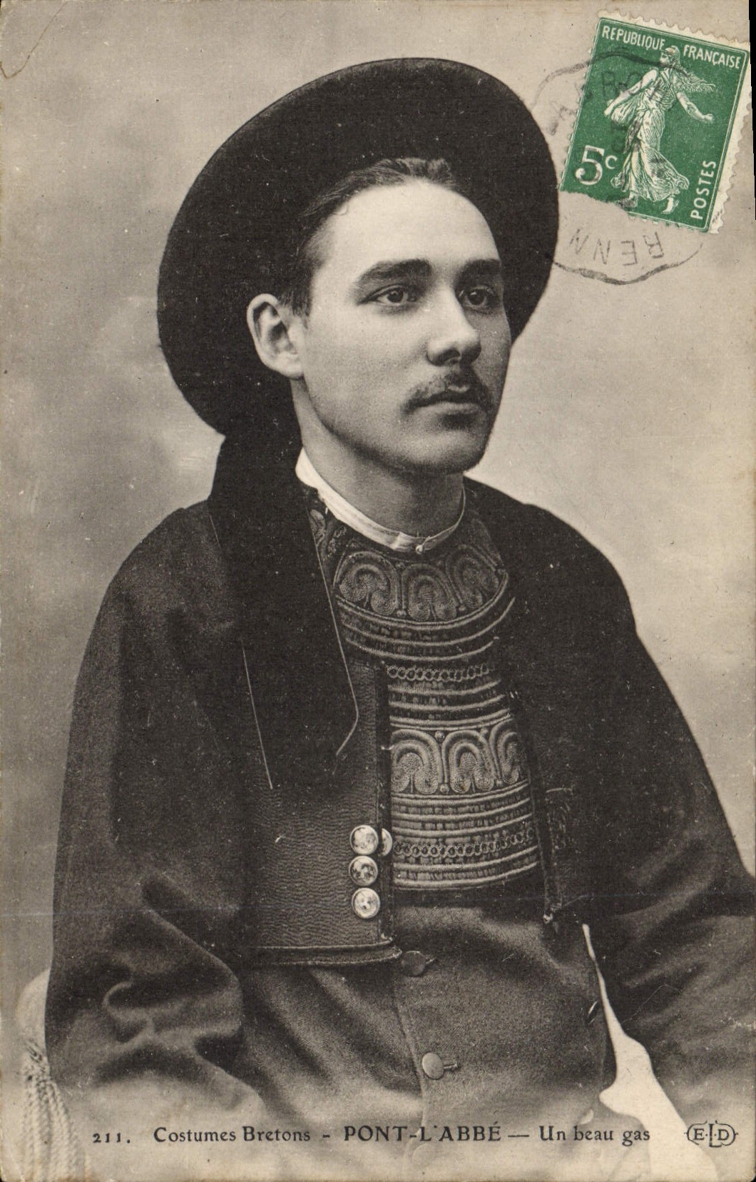 CPA Folklore Pont L'Abbe Un beau gas 