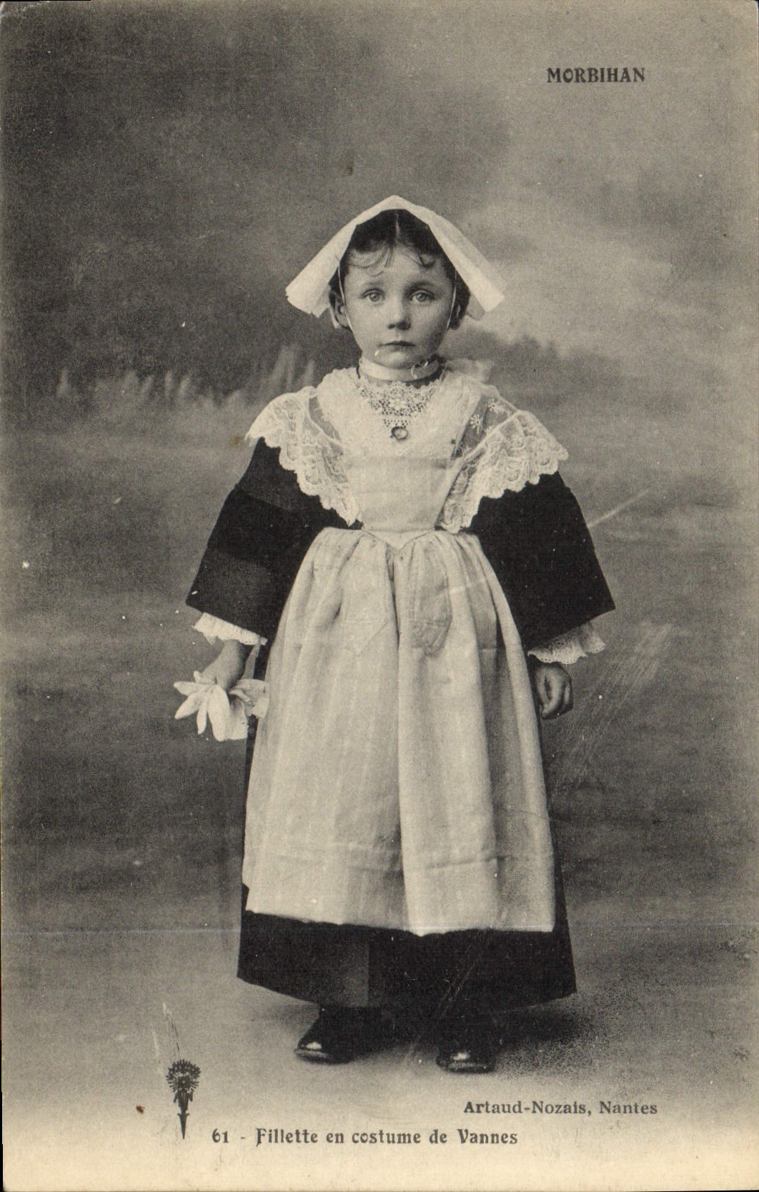 CPA Folklore Fillette en costume de Vannes 