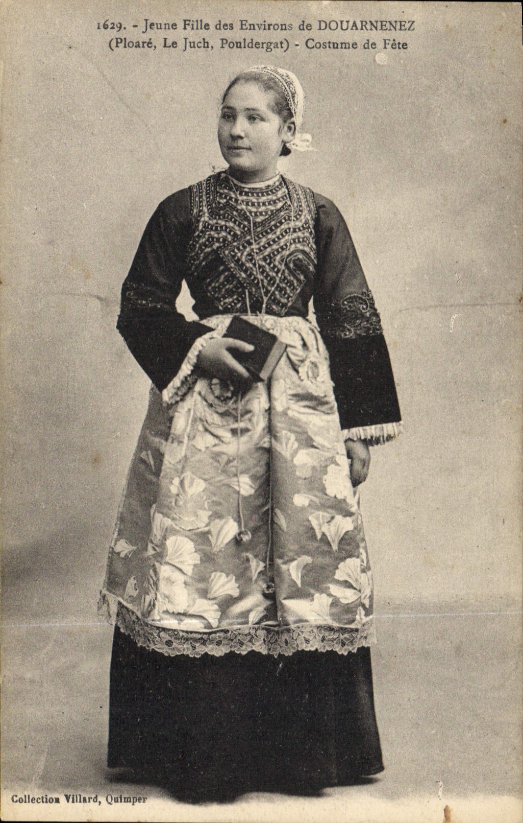 CPA Folklore Jeune fille des environs de Douarnenez Ploare Le Juch Pouldergat Costume de fete