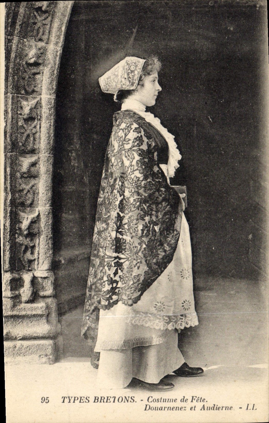 CPA Folklore Costume de fete Douarnenez et Audierne 