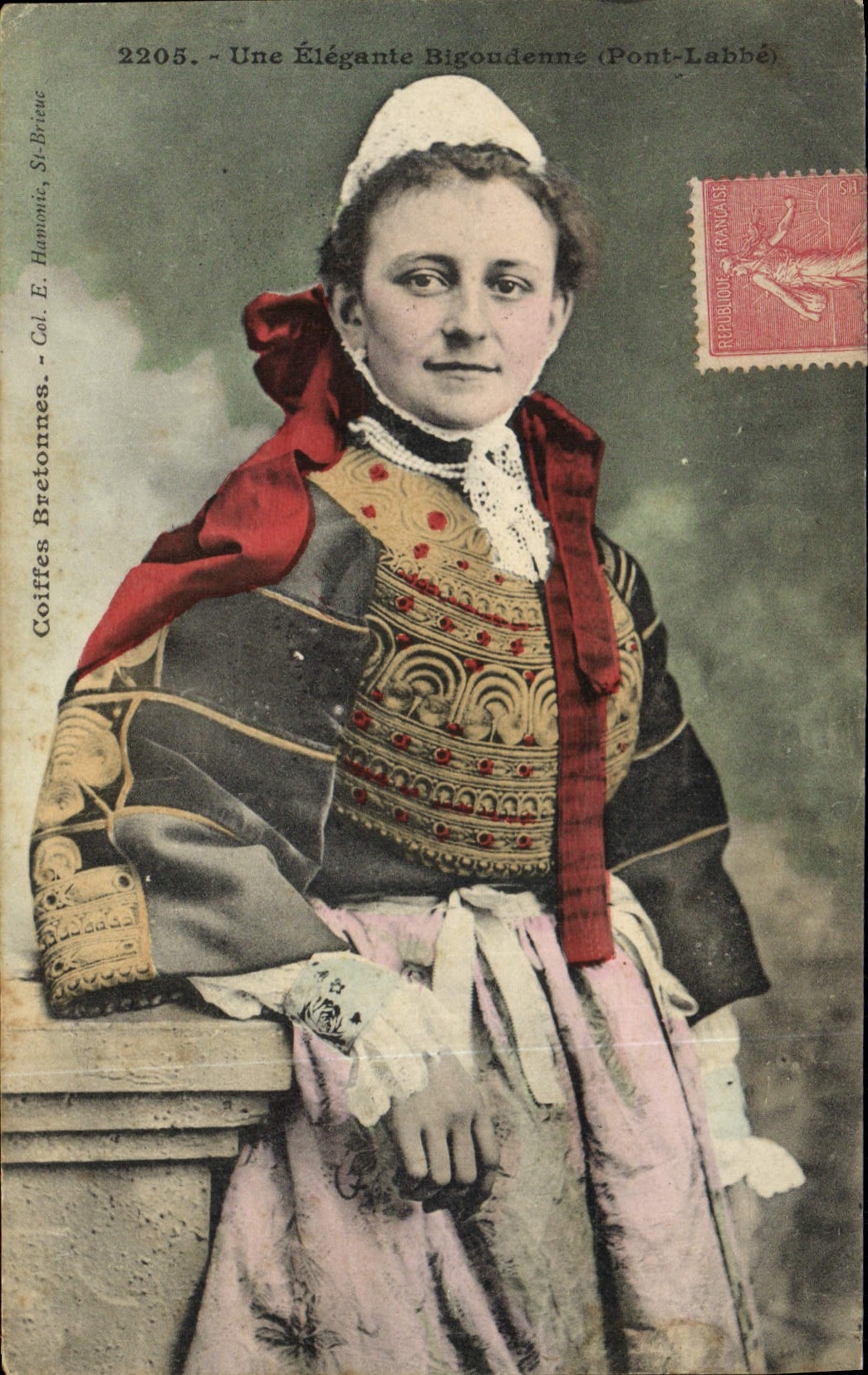 CPA Folklore Une elegante Bigoudenne Pont Labbe 