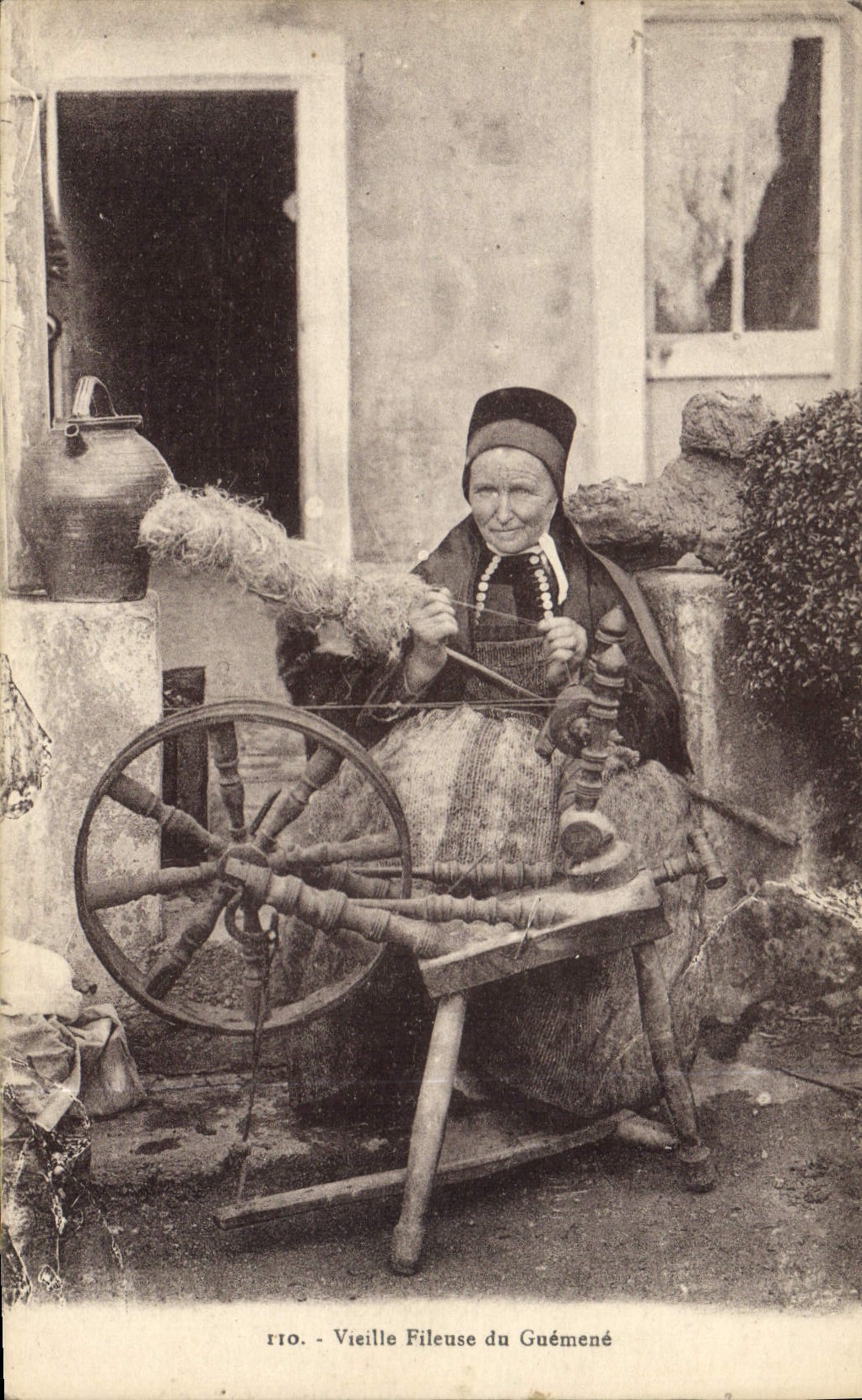 CPA Folklore Vieille fileuse de Guemene 