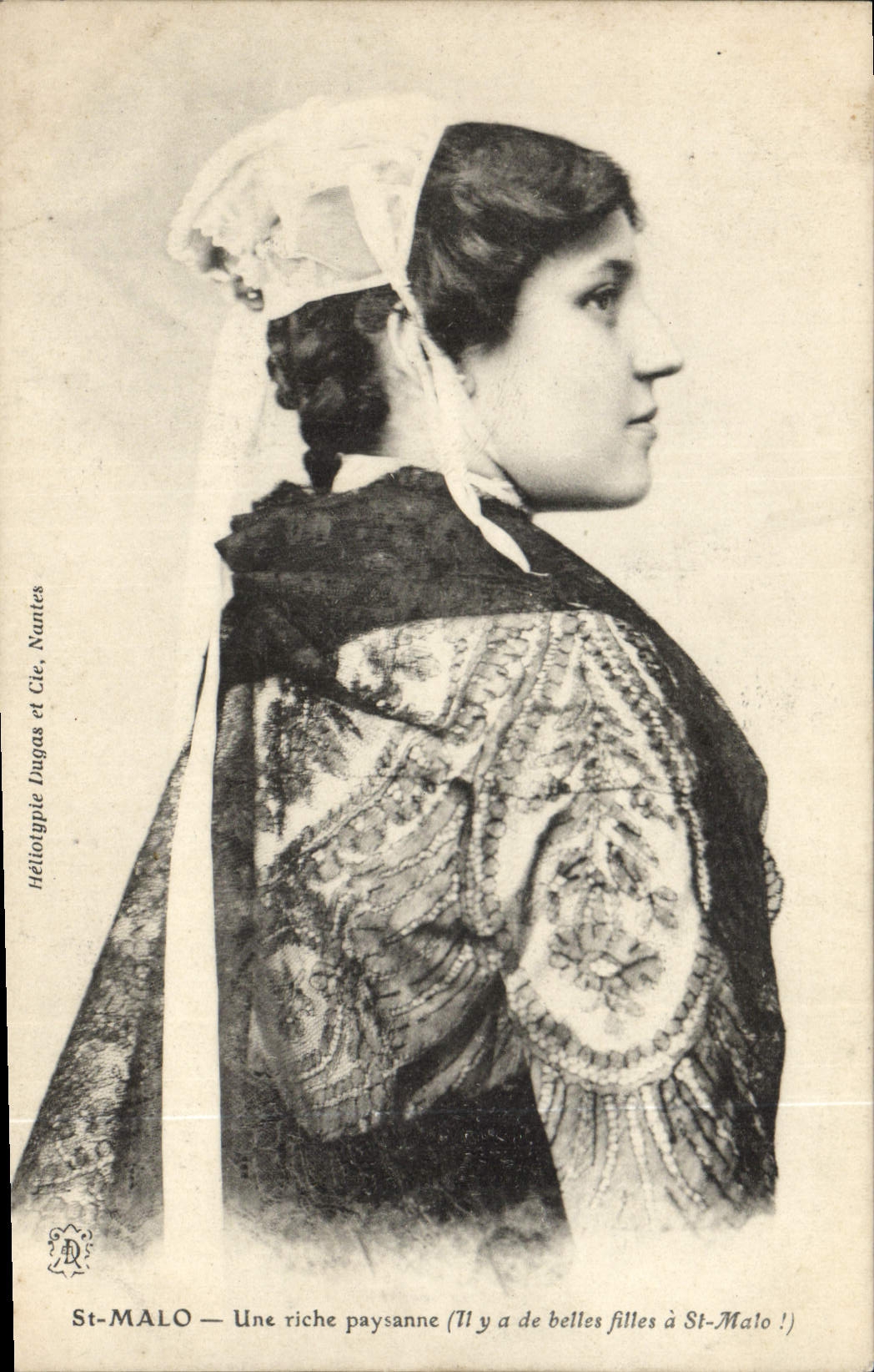 CPA Folklore St Malo Une riche paysanne 