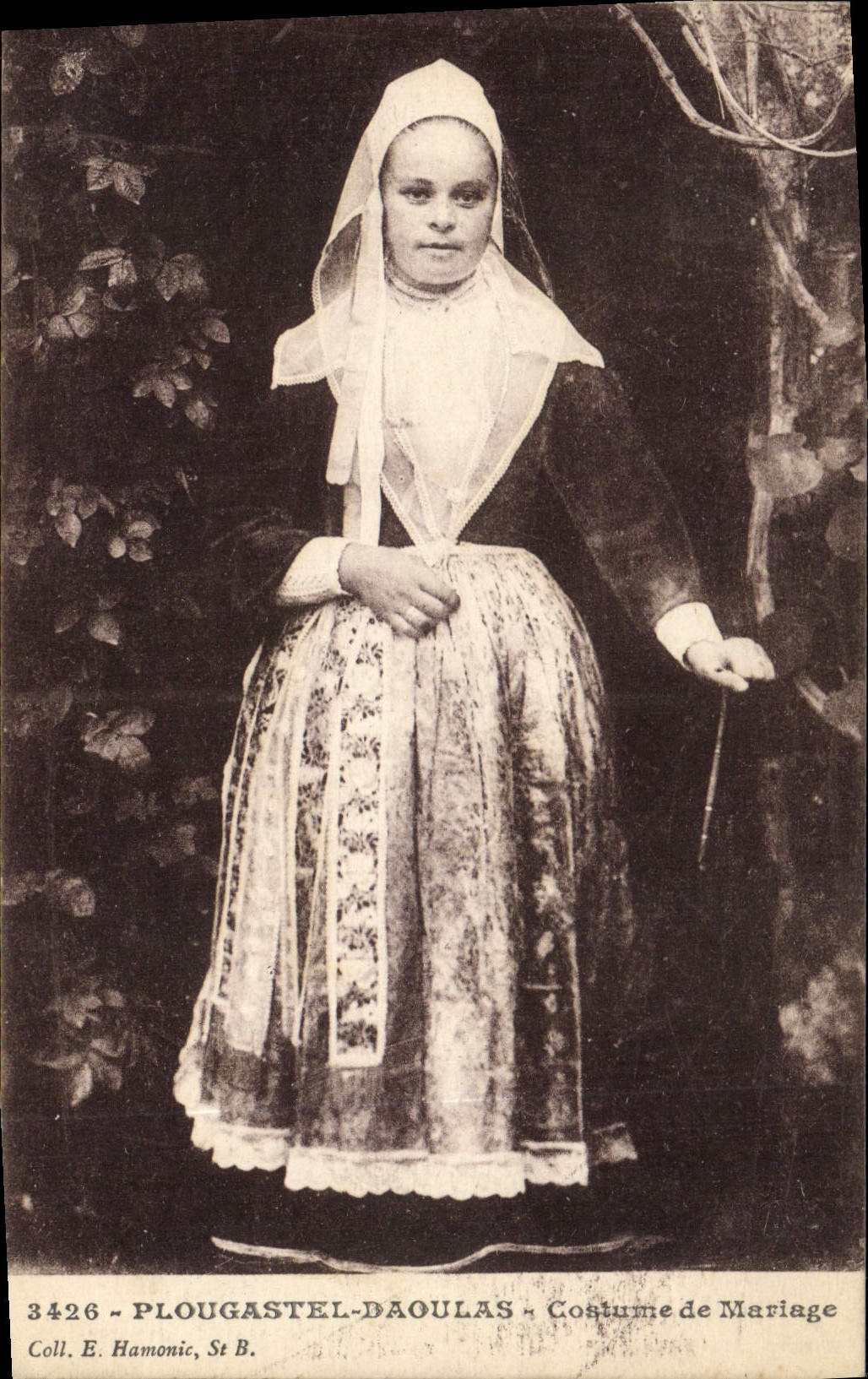 CPA Folklore Plougastel Daoulas Costume de mariage 