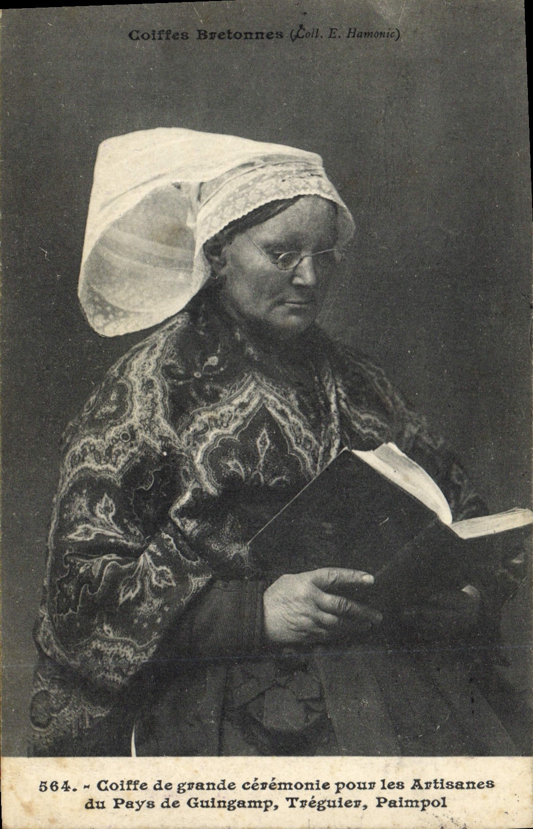CPA Folklore Coiffe de grande ceremonie pour les artisanes du pays de Guingamp Treguier Paimpol 