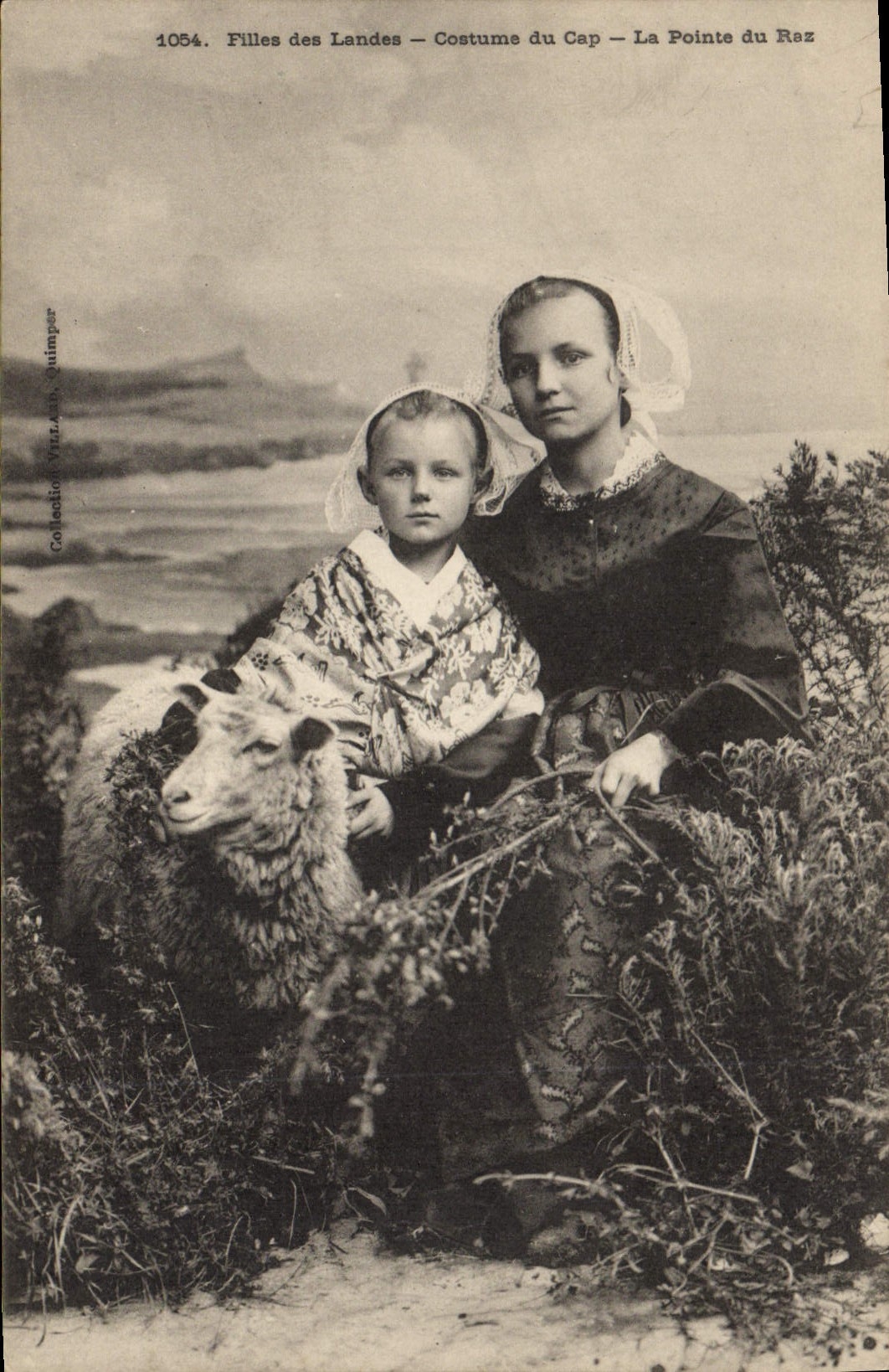 CPA Folklore Filles des Landes Costume de Gap La Pointe du Raz 