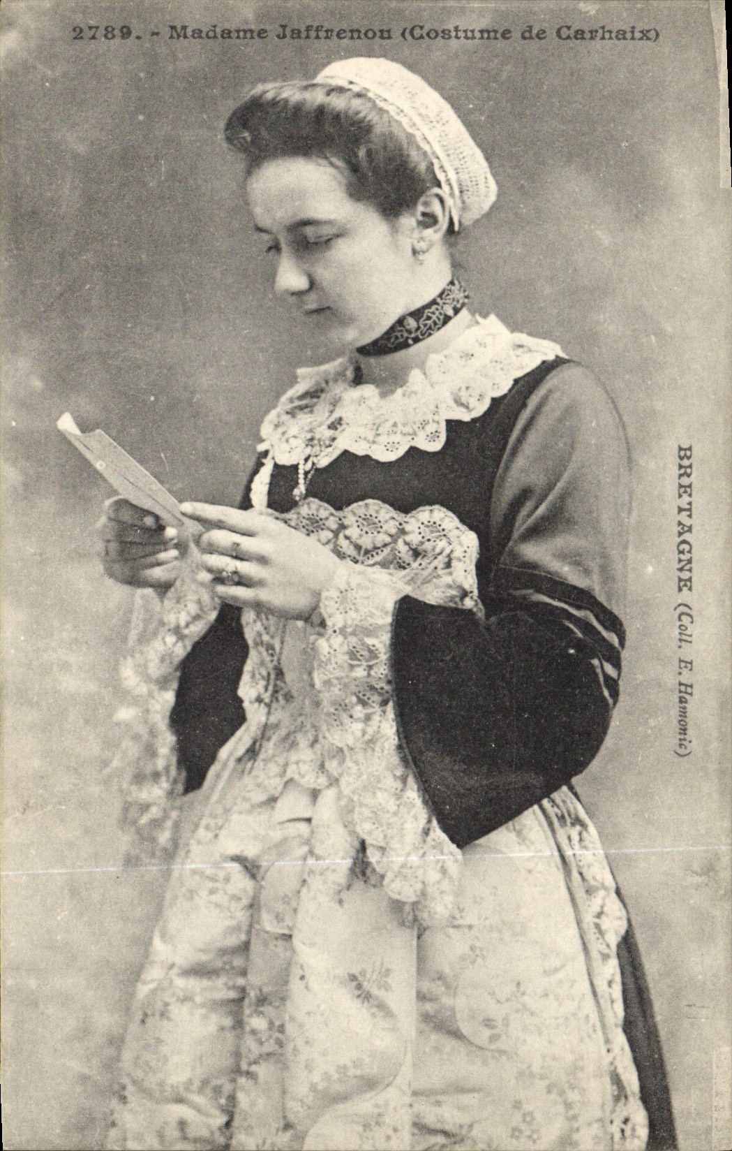CPA Folklore Madame Jaffrenou Costume de Carhaix