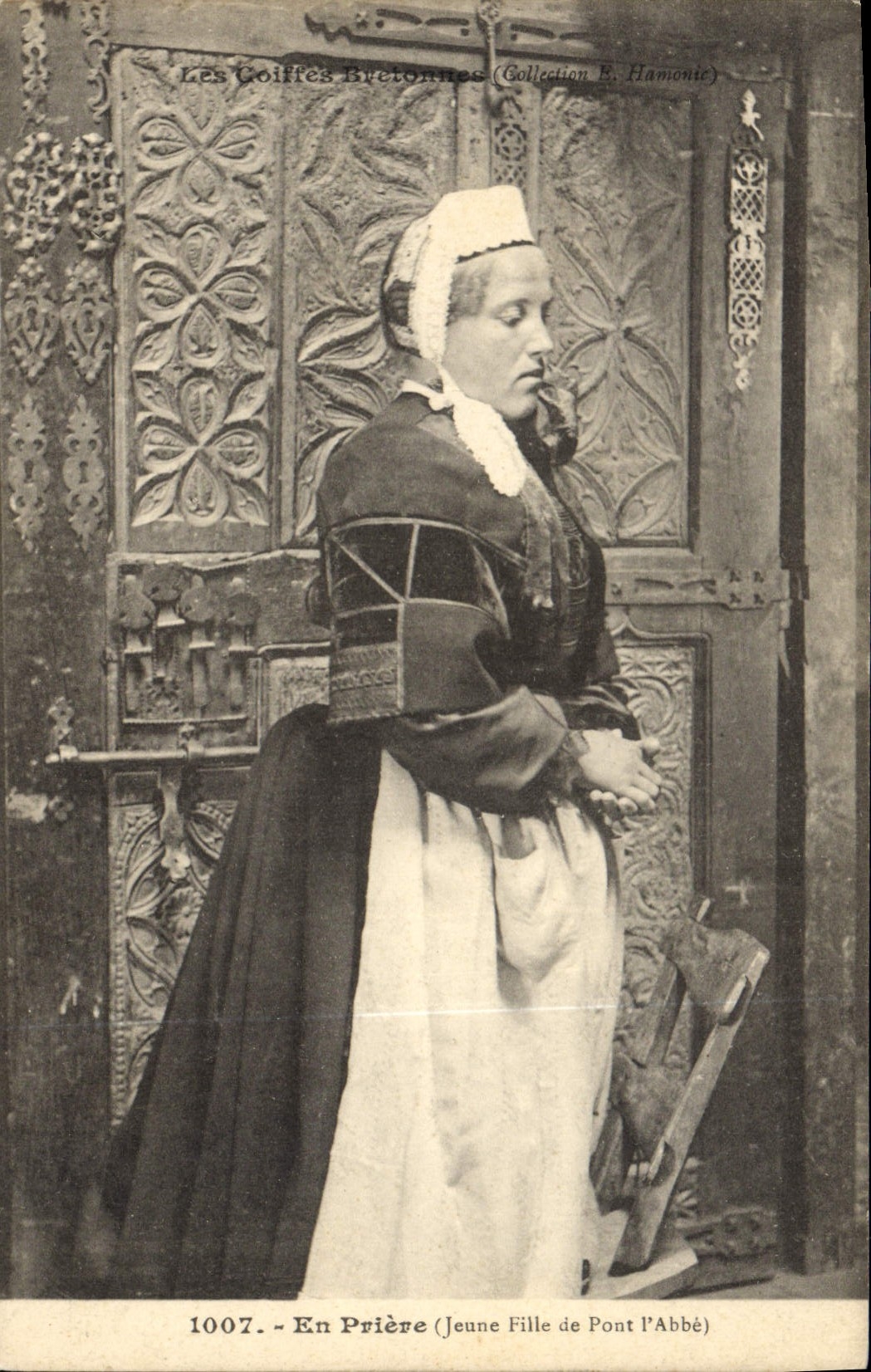 CPA Folklore En priere Jeune fille de Pont L'Abbe 