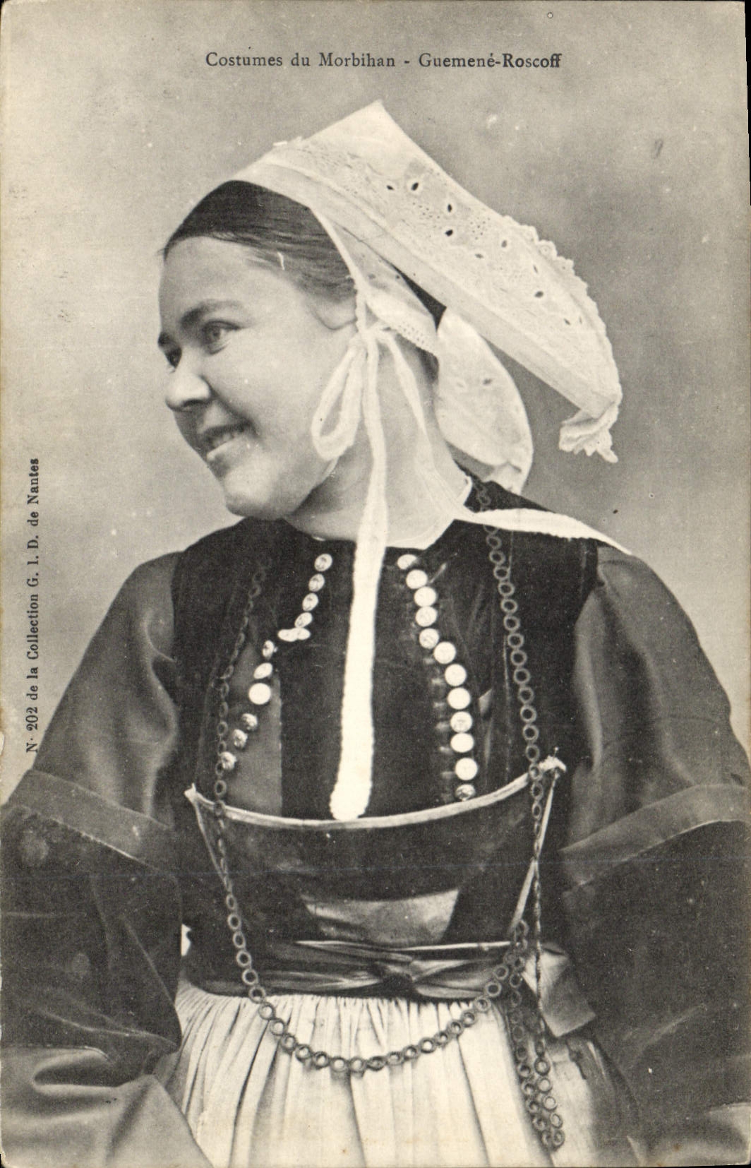 CPA Folklore Costumes du Morbihan Guemene Roscoff