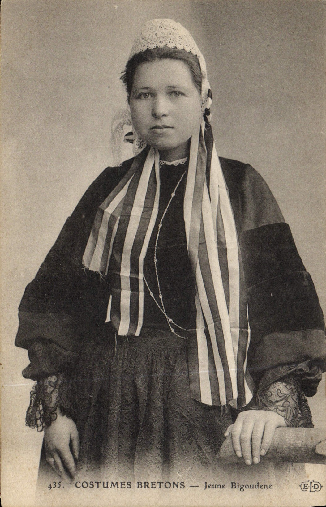 CPA Folklore Jeune Bigoudene 