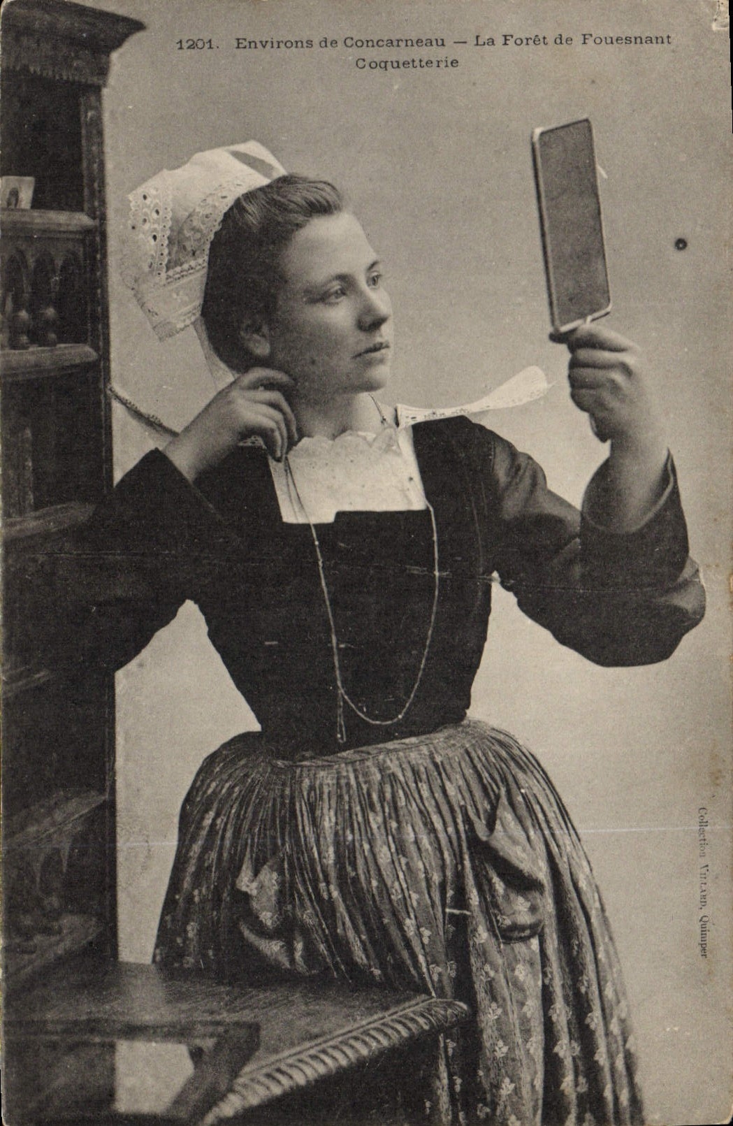 CPA Folklore Environs de Concarneau La foret de Fouesnant Coquetterie 