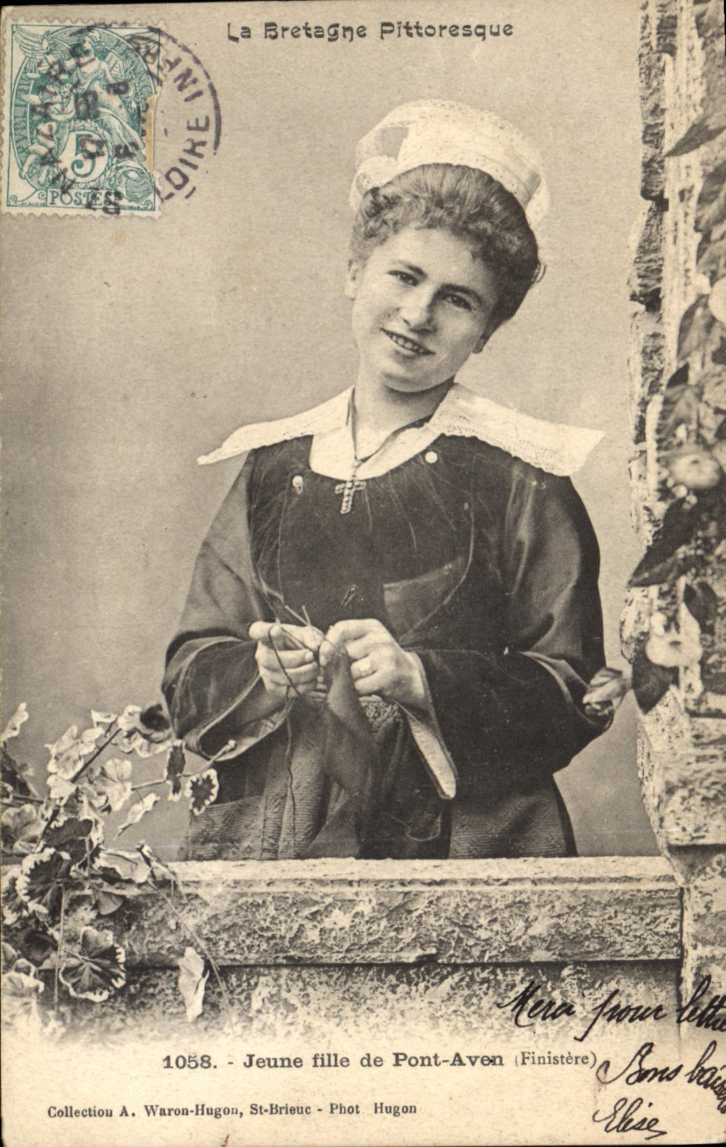 CPA Folklore Jeune fille de Pont Aven 