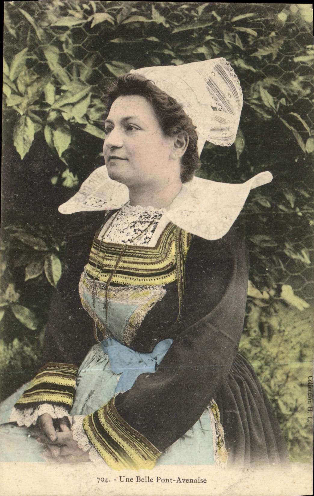 CPA Folklore Une belle Pont Avenaise