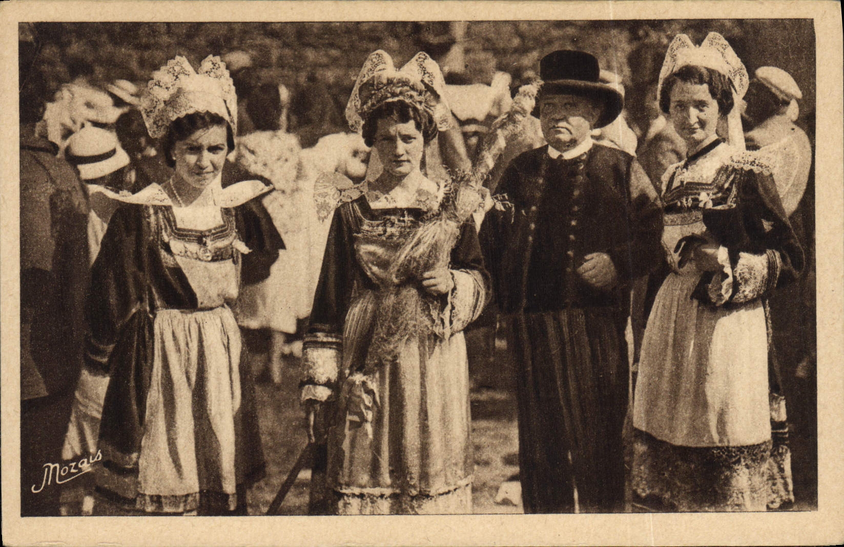 CPA Folklore La reine des fleurs d'ajonc de Pont Aven 