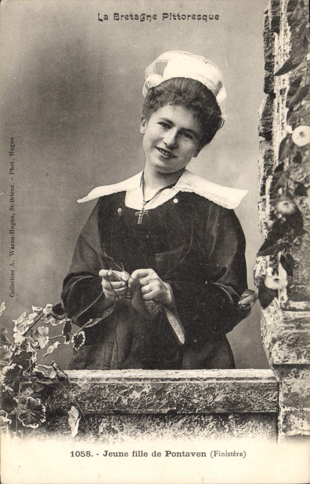 CPA Folklore Jeune fille de Pontaven