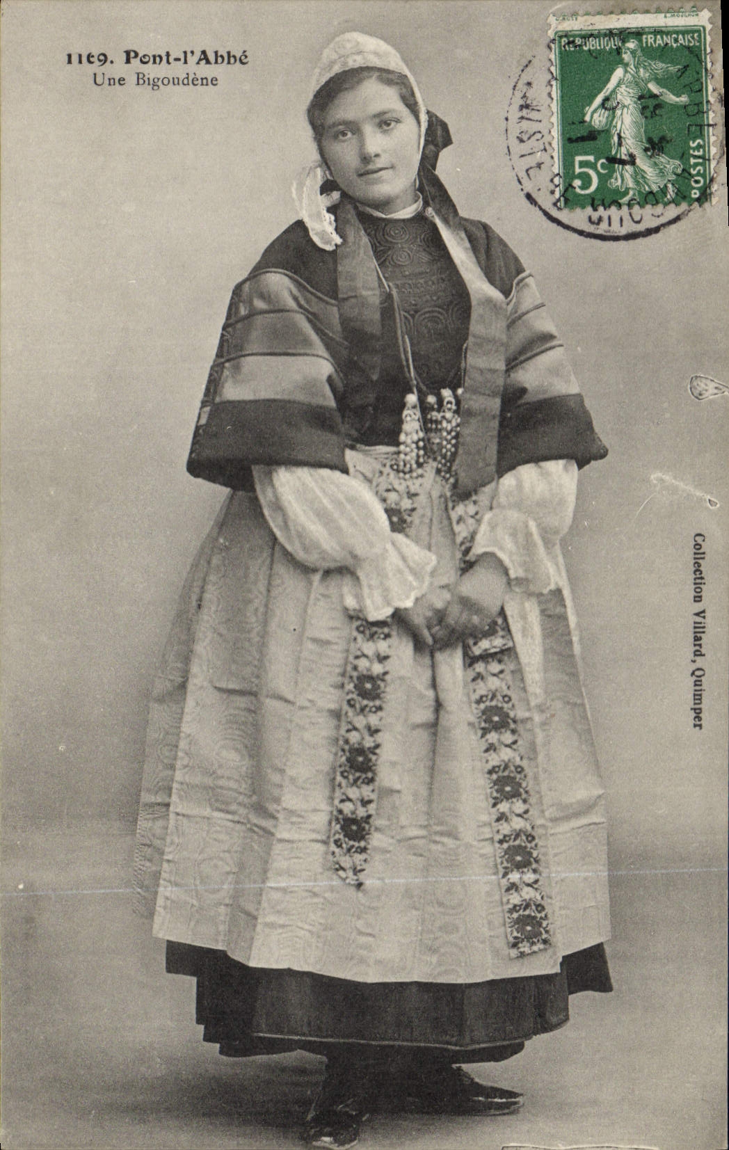 CPA Folklore Pont L'Abbe Une Bigoudene 