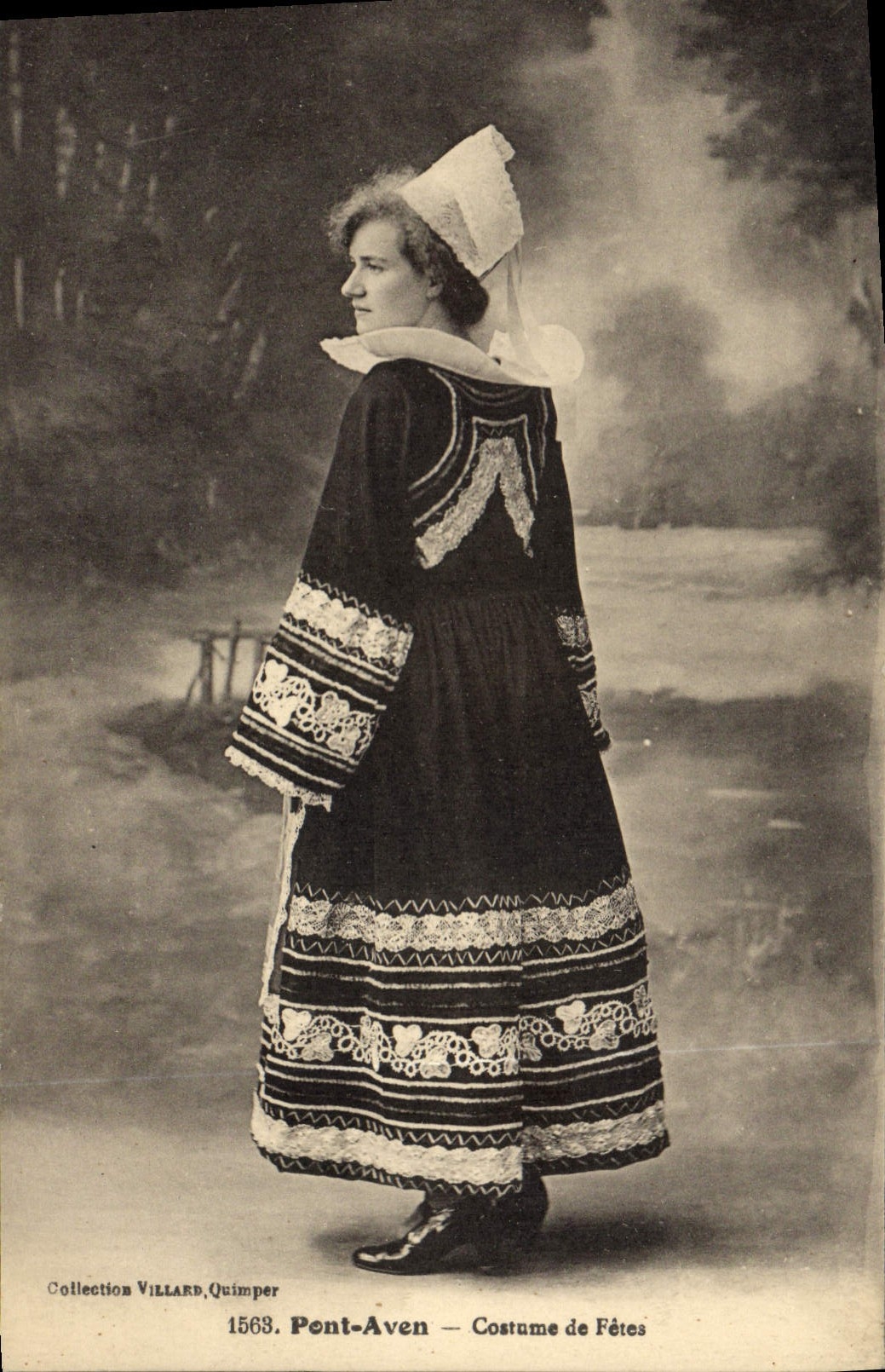 CPA Folklore Pont Aven Costume de fetes 