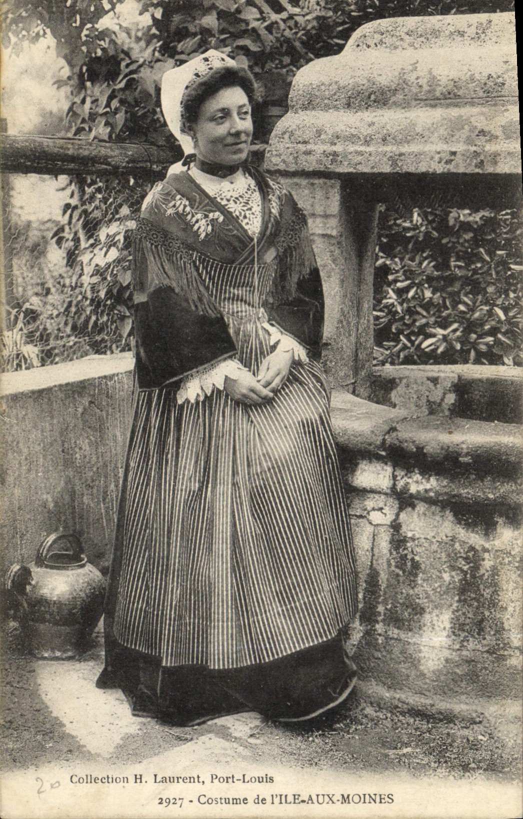 CPA Folklore Costume de L'Ile aux Moines 