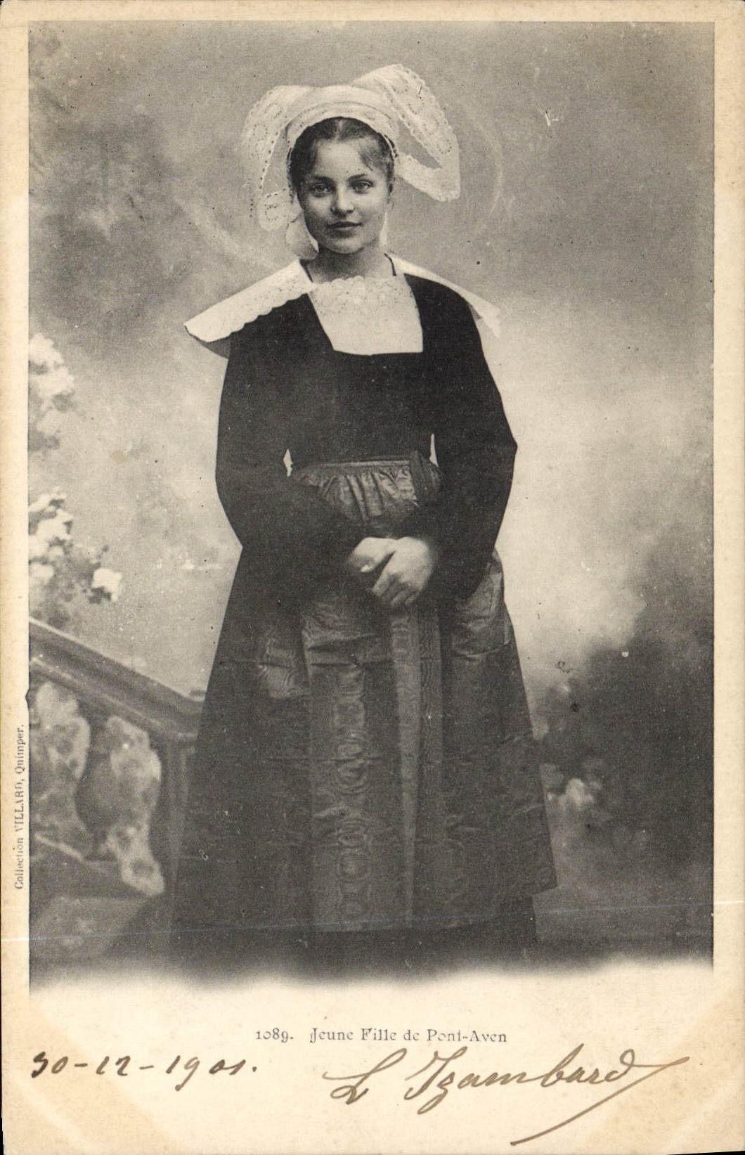 CPA Folklore Jeune fille de Pont Aven 