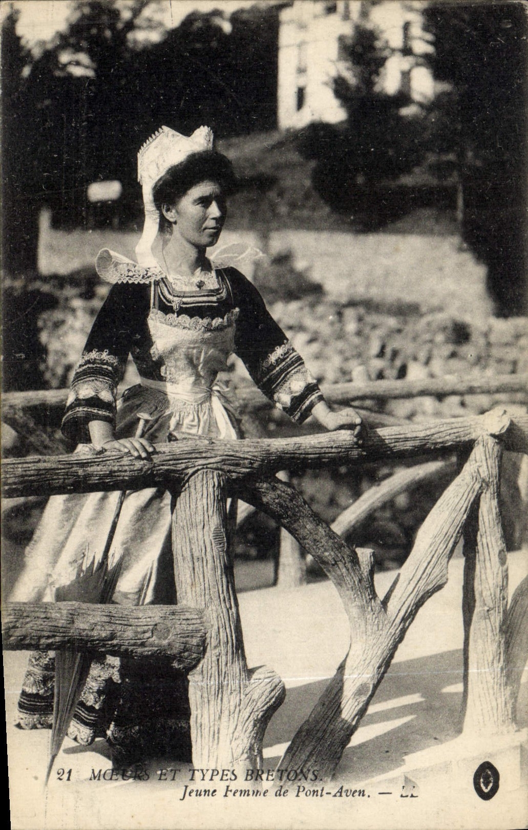 CPA Folklore Jeune femme de Pont Aven 