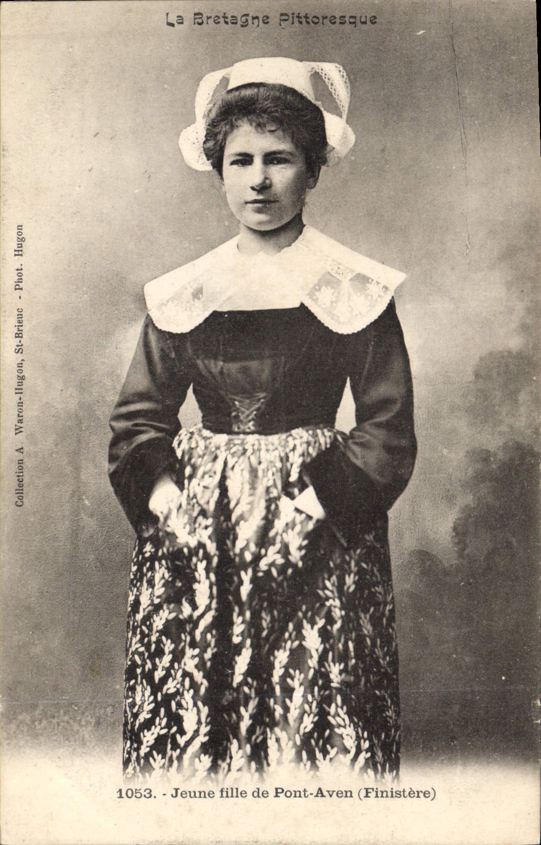 CPA Folklore Jeune fille de Pont Aven