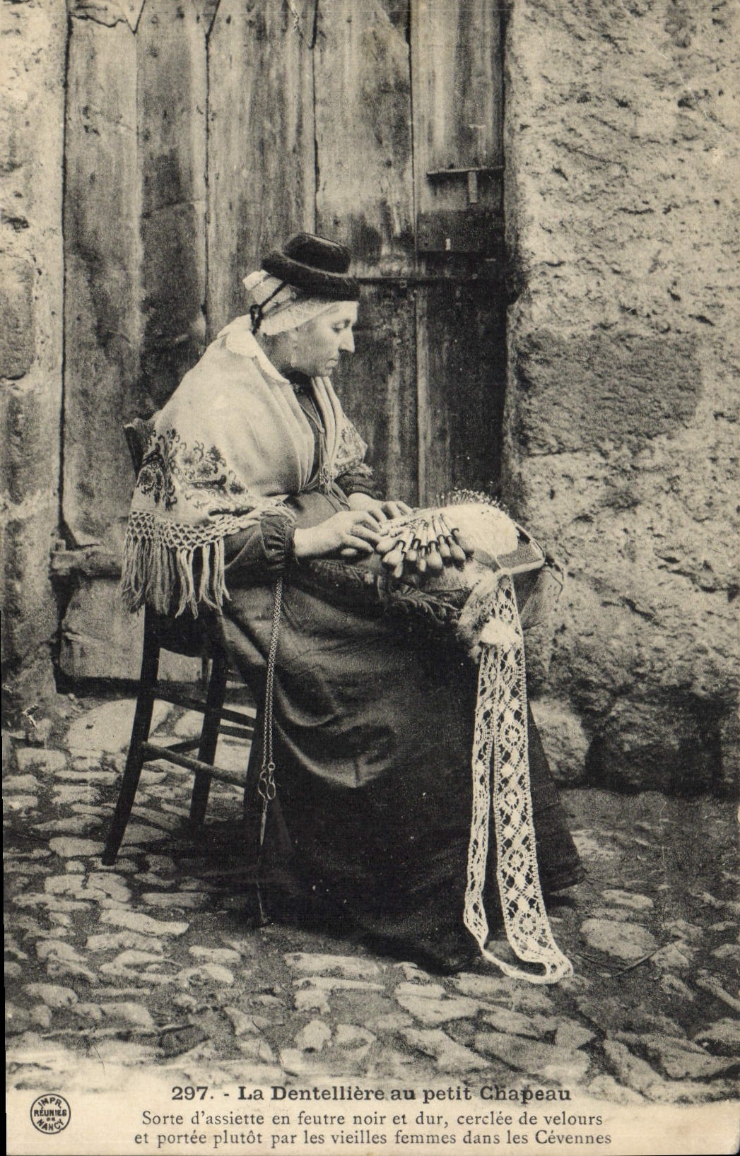 CPA Dentelle La Dentelliere au petit chapeau 