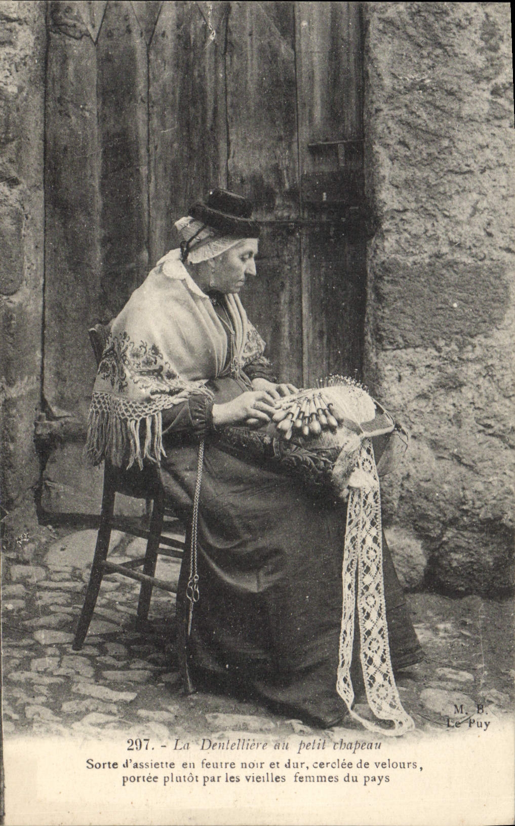 CPA Dentelle La Dentelliere au petit chapeau 