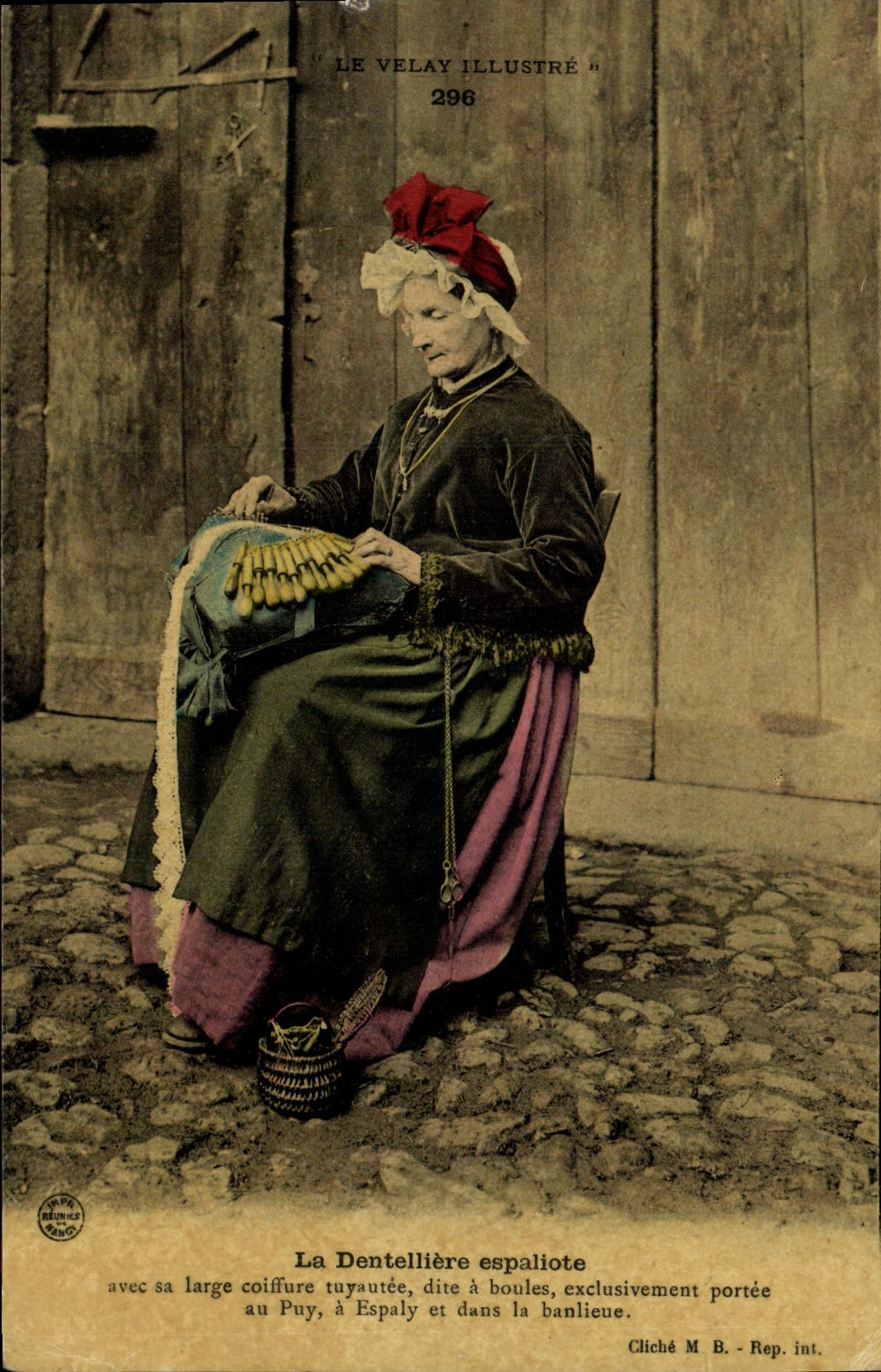 CPA Dentelle Dentelliere espaliote Le VElay 