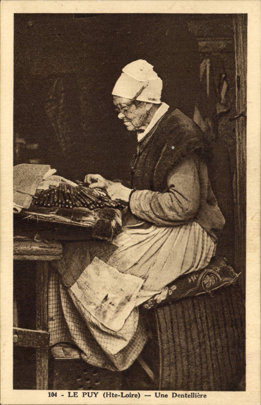 CPA Dentelle Dentelliere Le Puy 