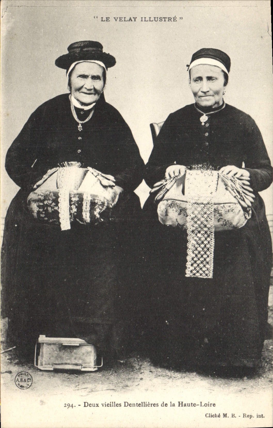 CPA Dentelle Dentelliere Le Velay Deux vieilles dentellieres de la Haute Loire